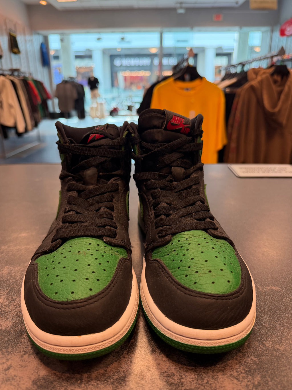 Jordan 1 Retro High Pine Green Size 8 Preowned