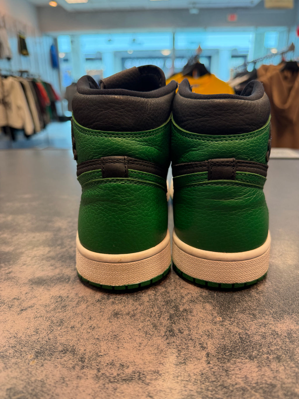 Jordan 1 Retro High Pine Green Size 8 Preowned