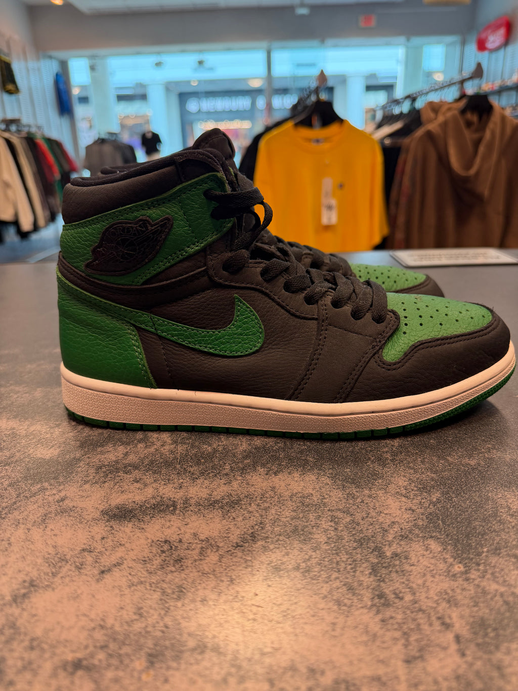 Jordan 1 Retro High Pine Green Size 8 Preowned