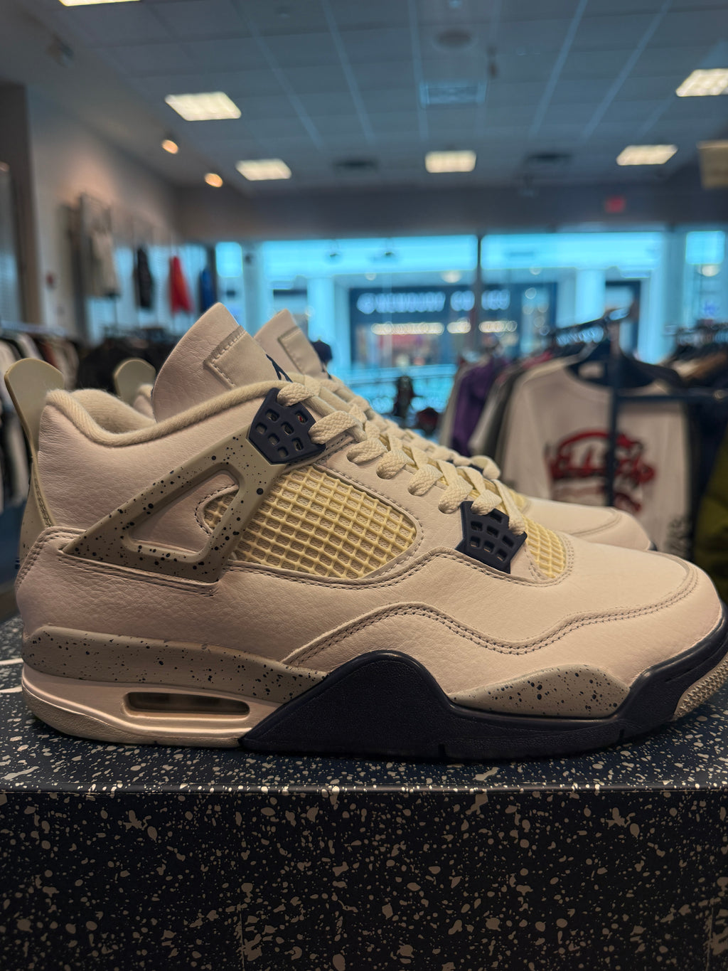 Jordan 4 Retro "Midnight Navy" Size 9.5 Preowned