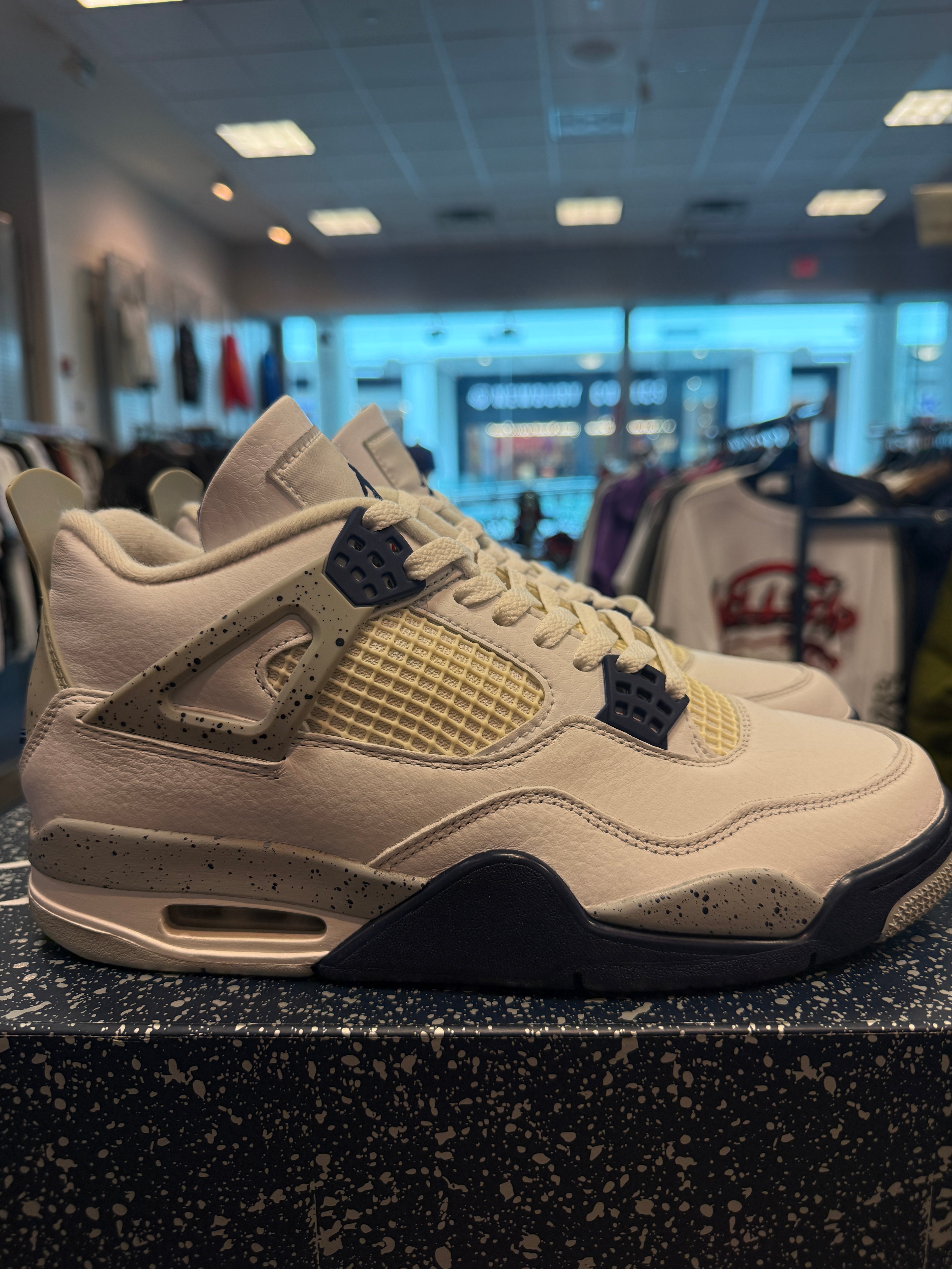 Jordan 4 Retro "Midnight Navy" Size 9.5 Preowned