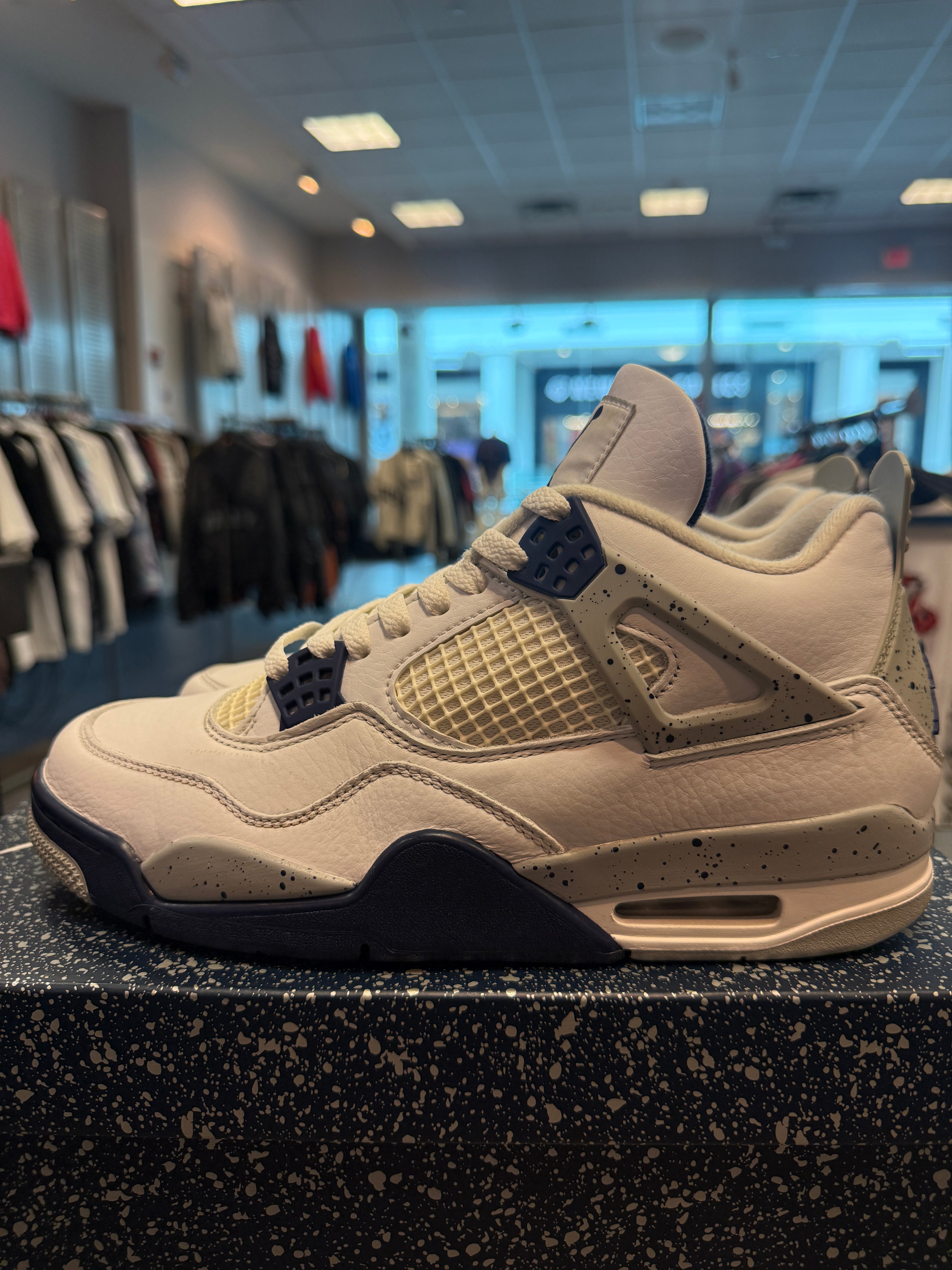 Jordan 4 Retro "Midnight Navy" Size 9.5 Preowned