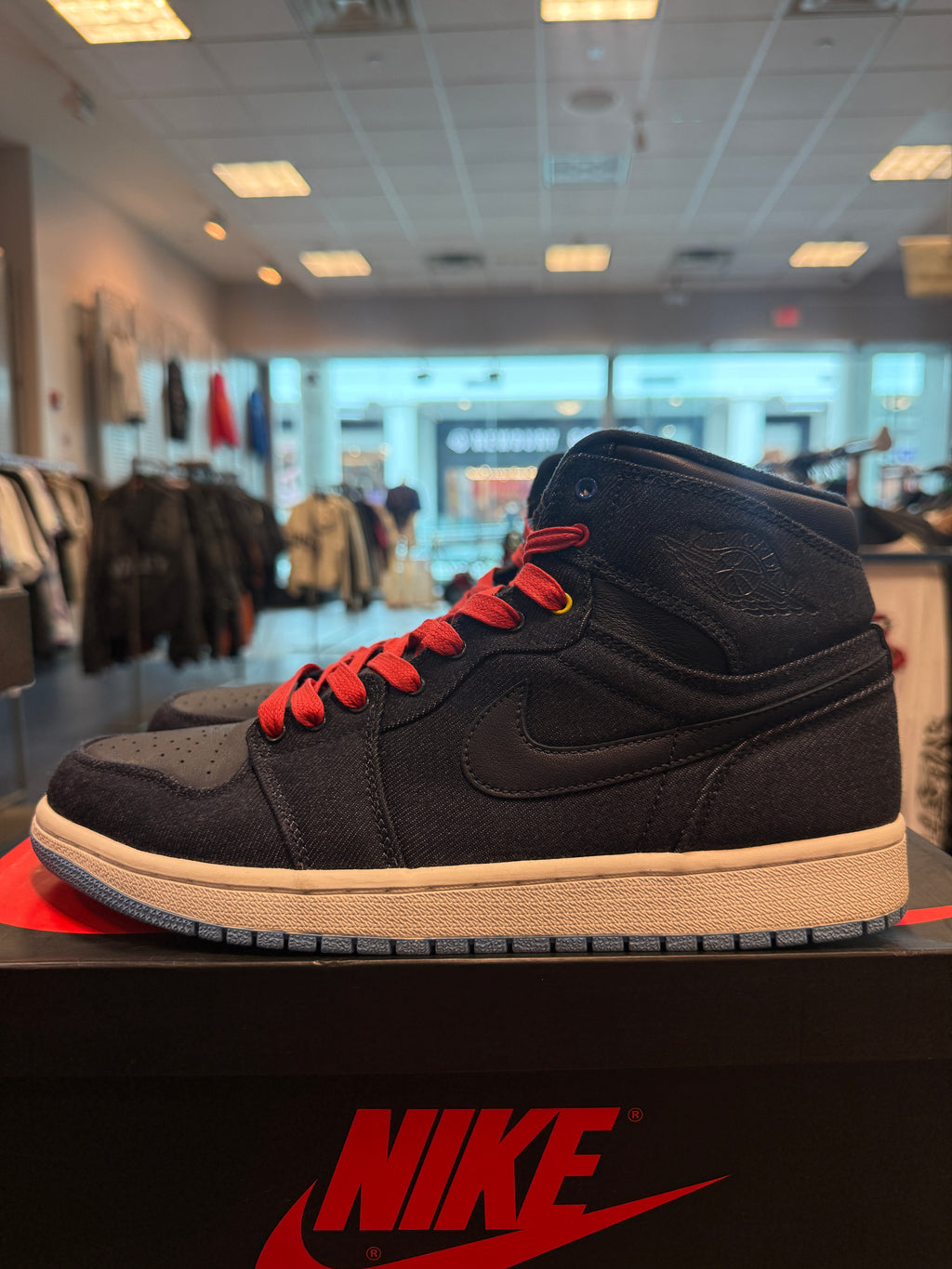 Jordan 1 Retro "Family Forever" Size 10 Preowned