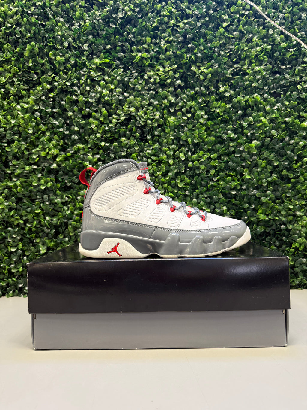 Jordan 9 Retro "Fire Red" Size 8.5 Preowned