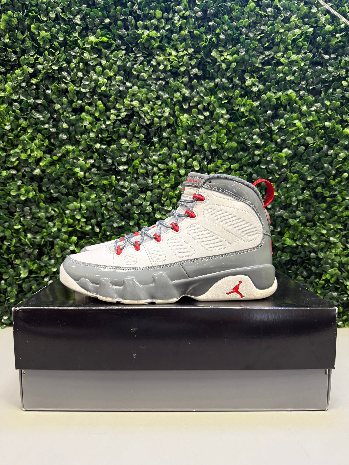 Jordan 9 Retro "Fire Red" Size 8.5 Preowned