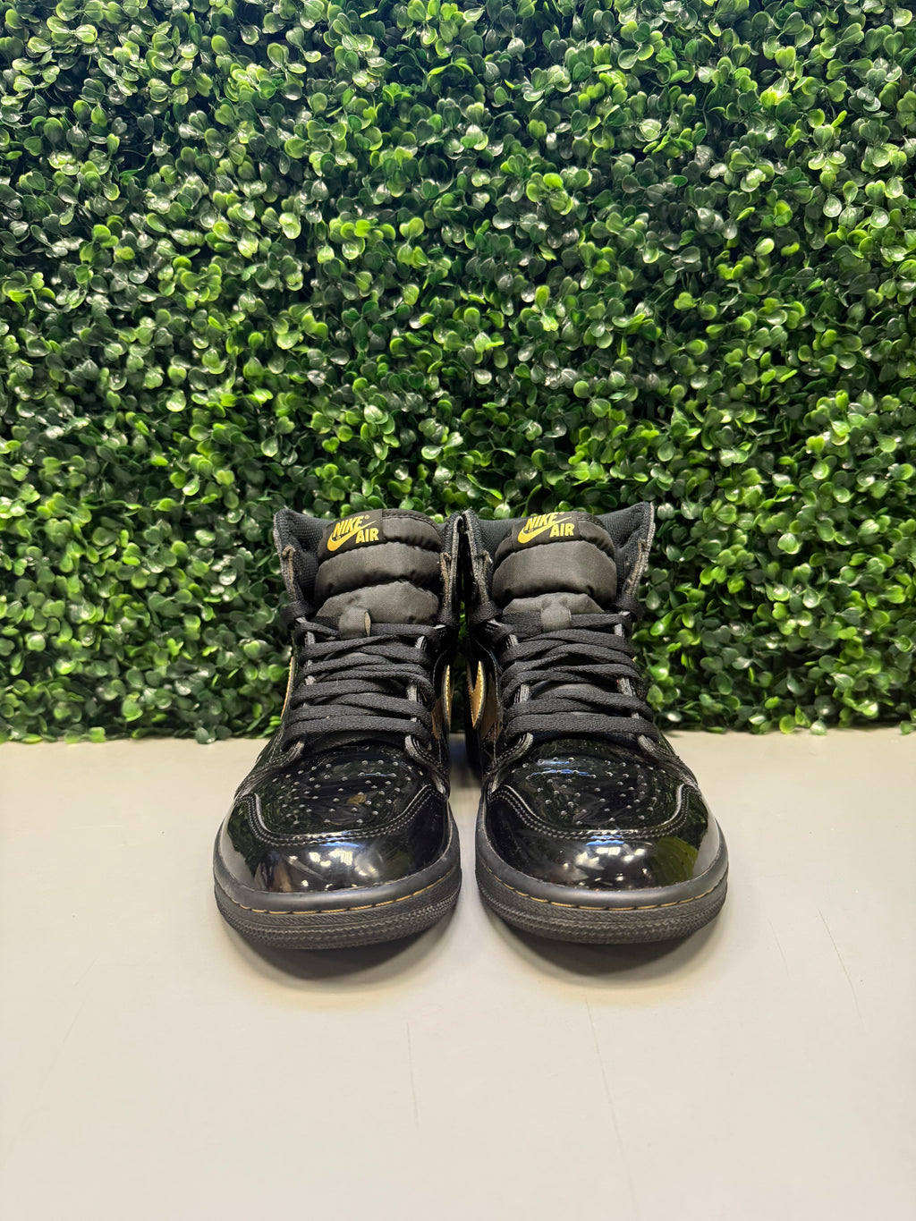 Jordan 1 "Black Metallic Gold" Size 8.5 Preowned