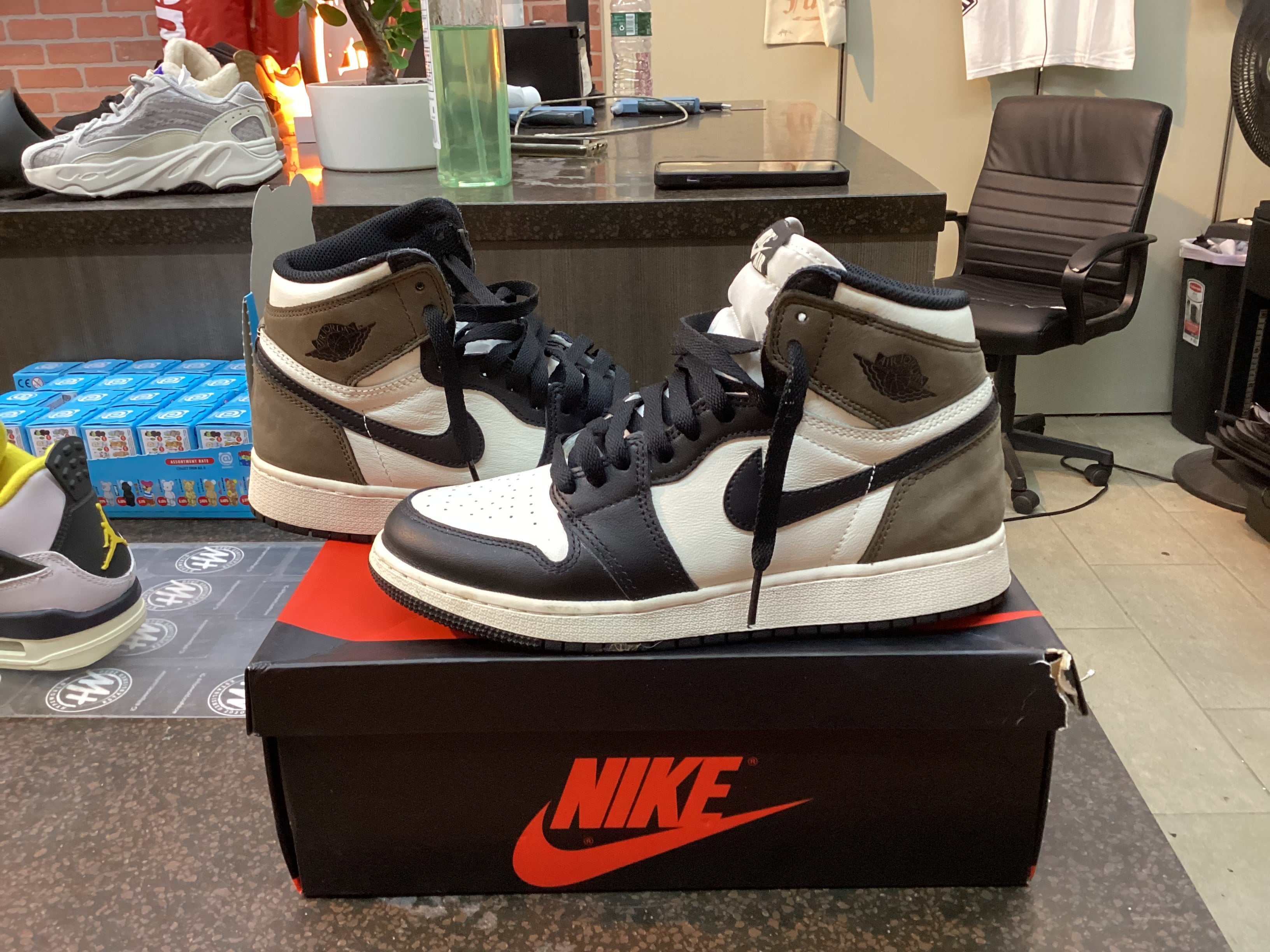 Air Jordan 1 "Mocha" Preowned