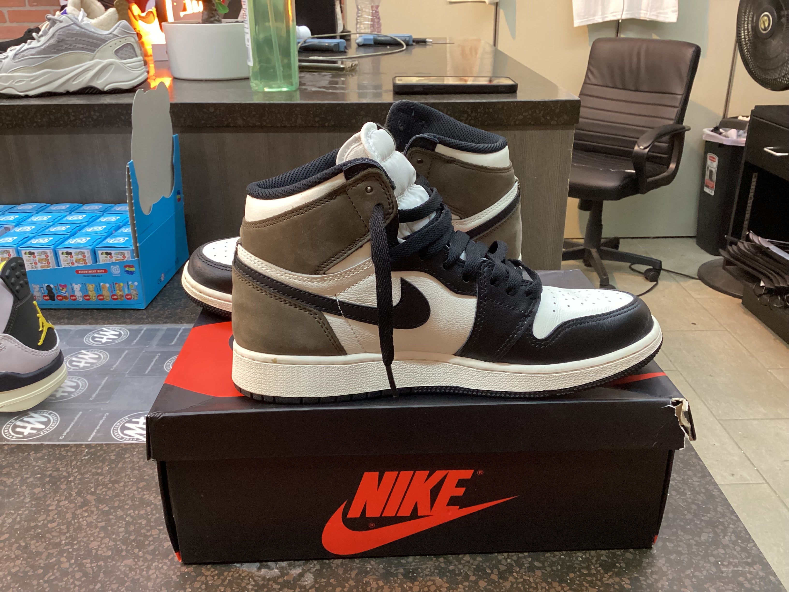 Air Jordan 1 "Mocha" Preowned