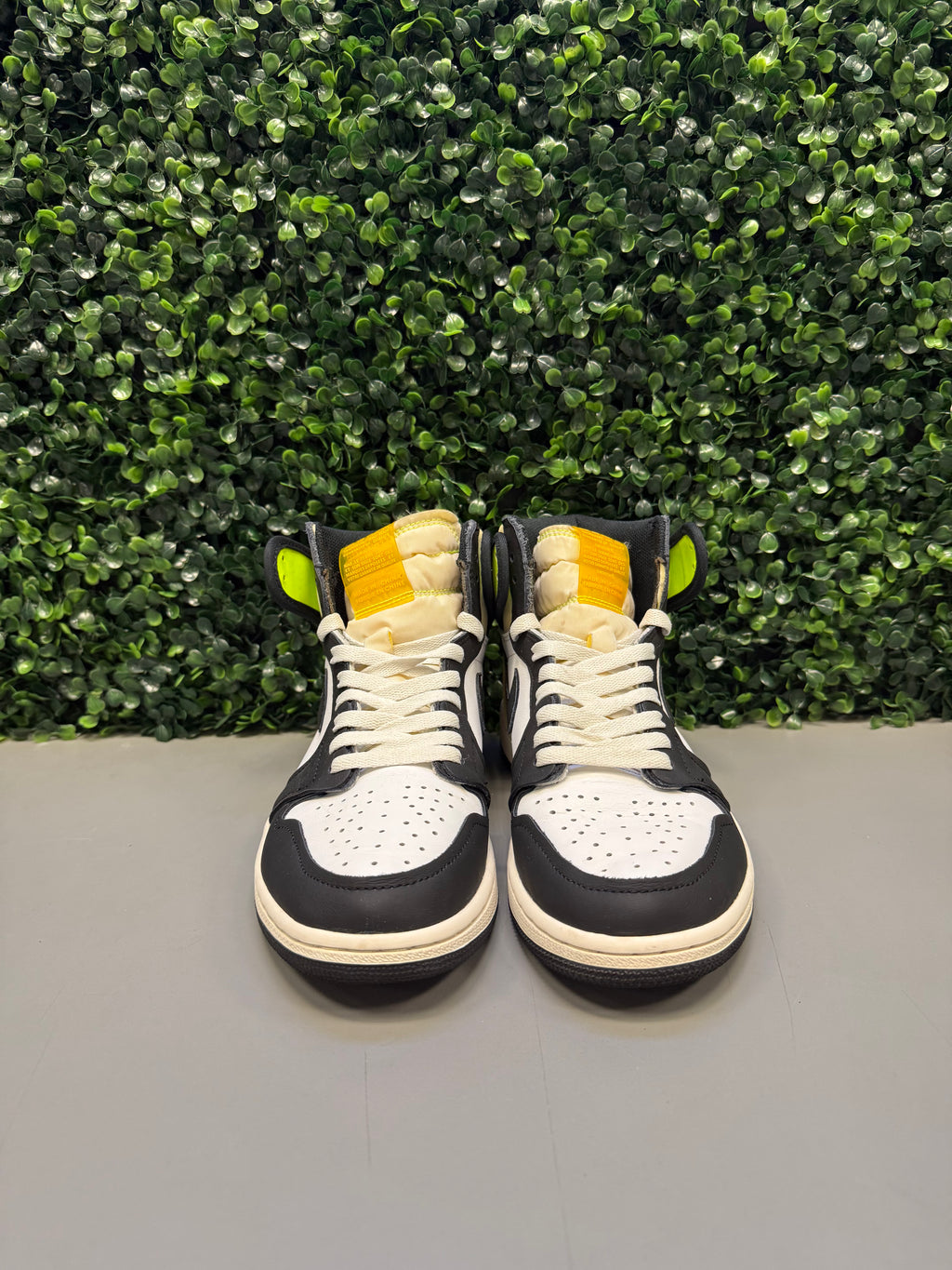 Jordan 1 High "Volt" Size 8.5 Preowned