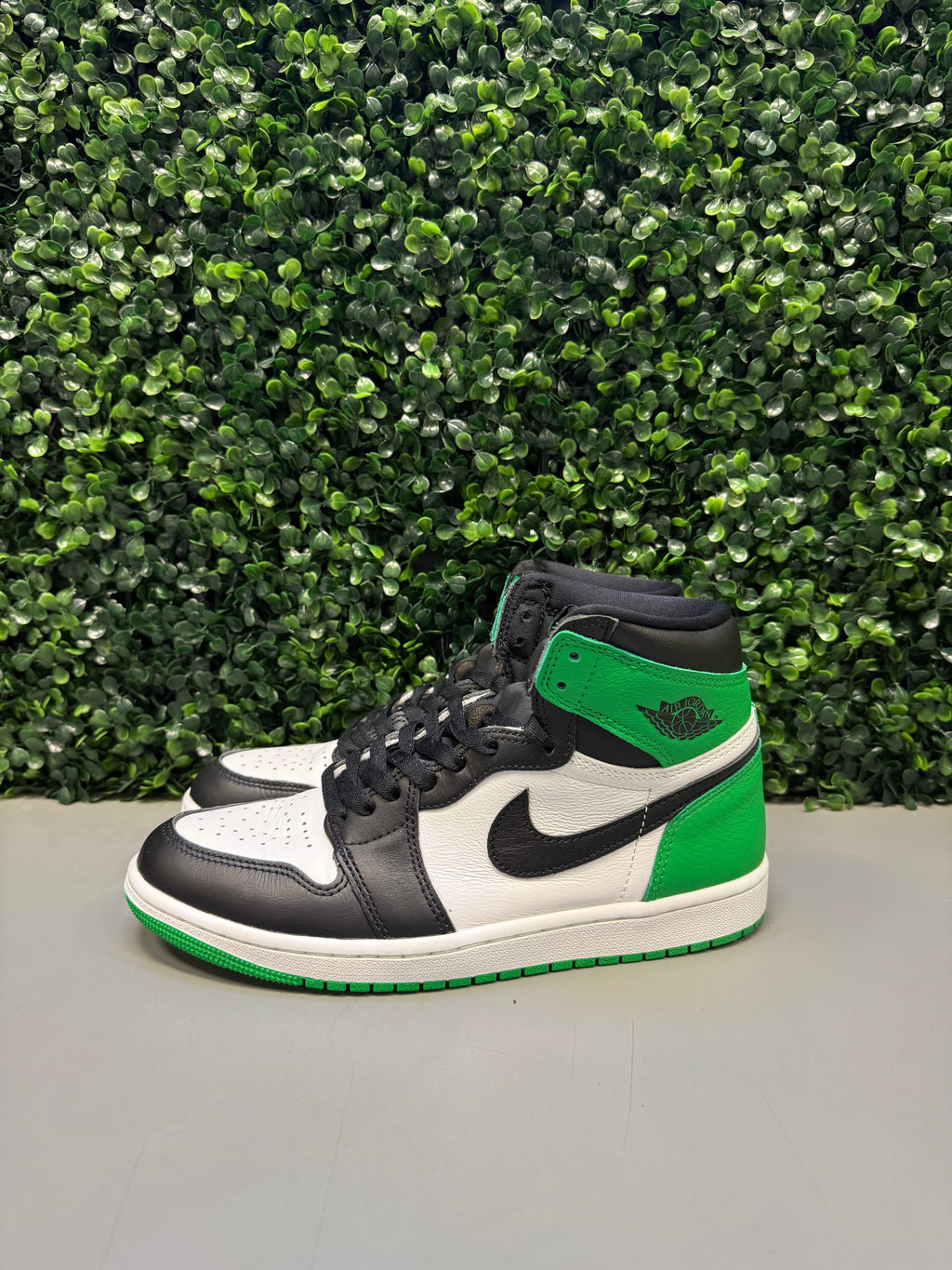 Jordan 1 High "Lucky Green" Size 8.5 Preowned