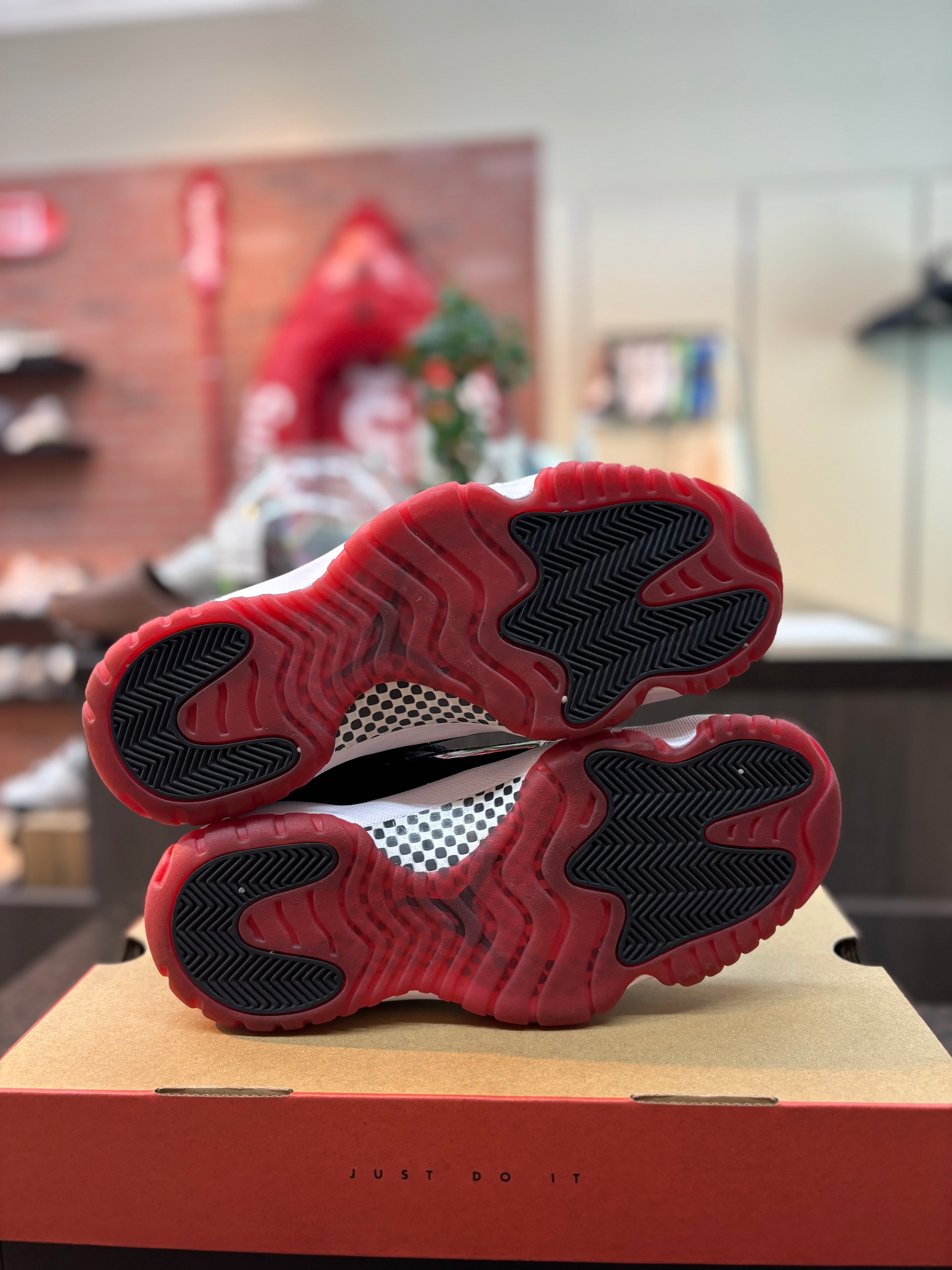 Jordan 11 "Bred" Size 10 Pre Owned