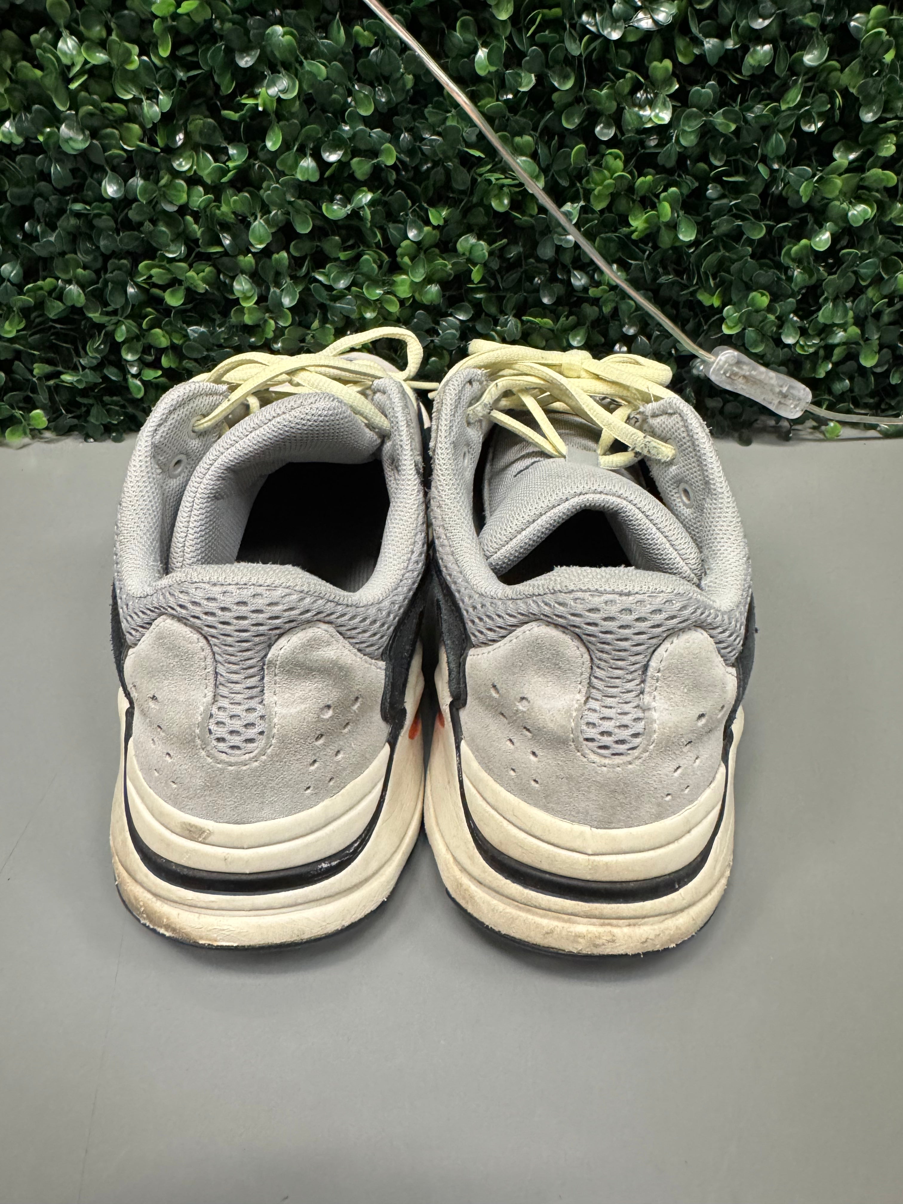 Yeezy 700 "Wave Runner" Size 11 Preowned