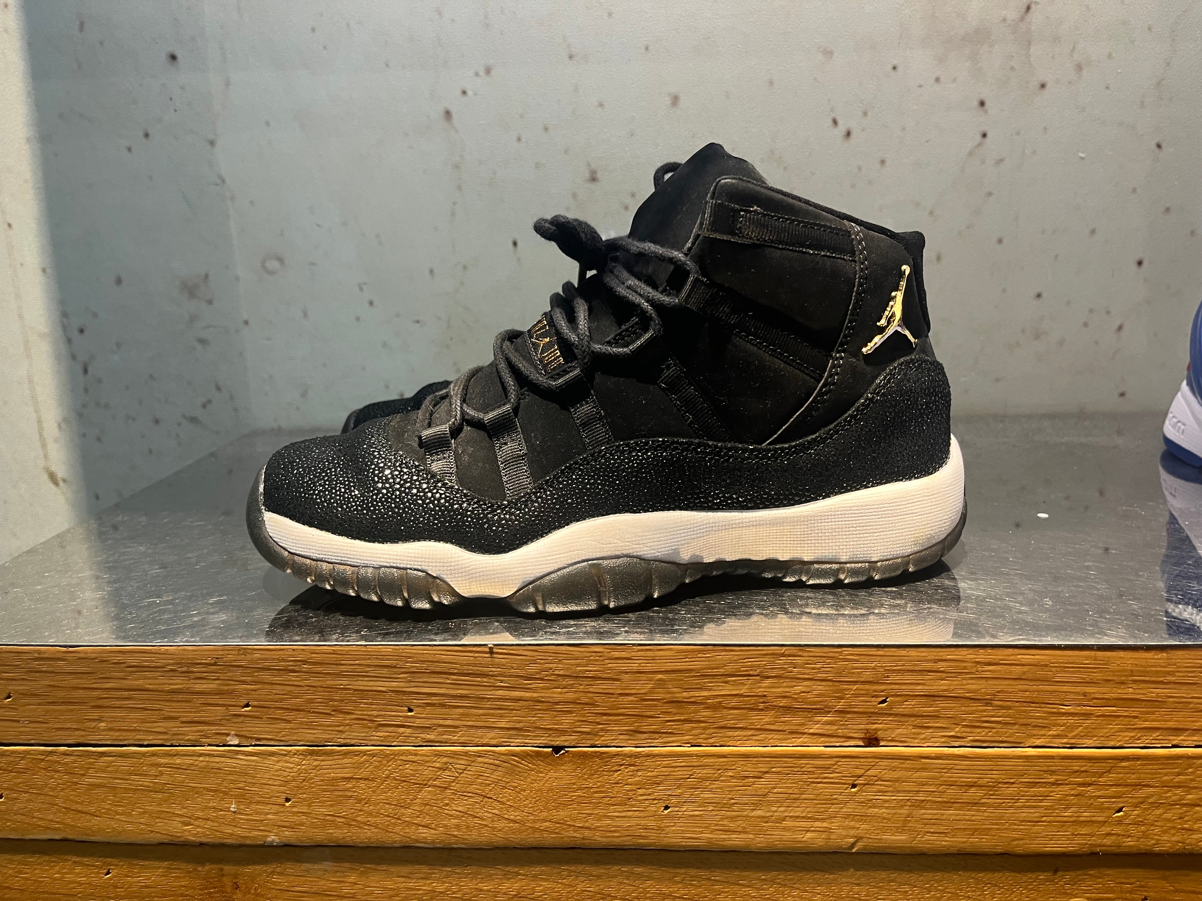Jordan 11 Retro "Heiress Black Stingray" Size 6 Preowned