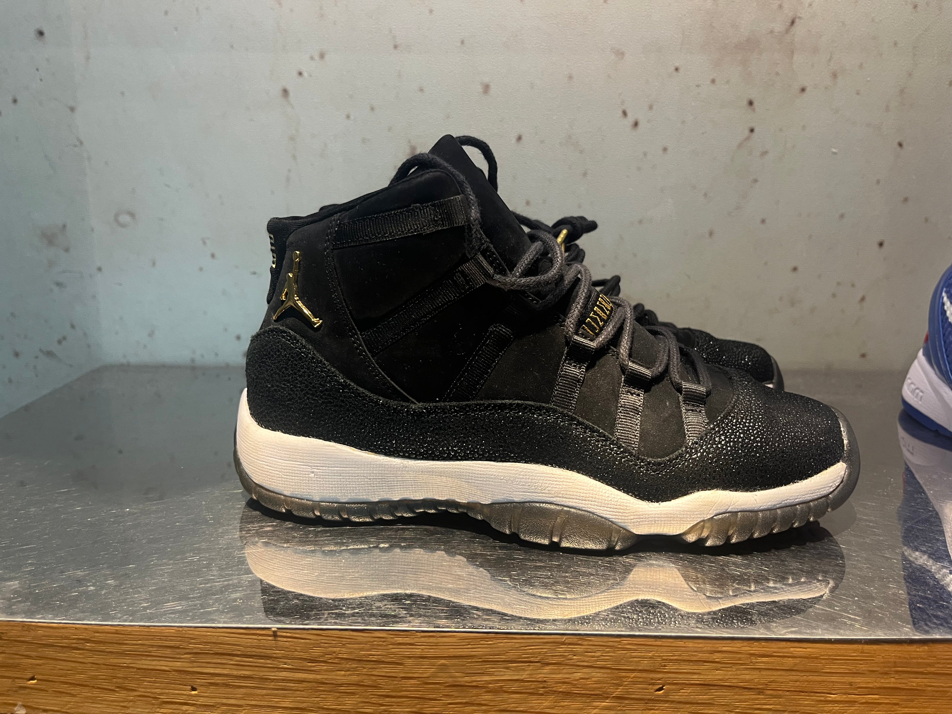 Jordan 11 Retro "Heiress Black Stingray" Size 6 Preowned