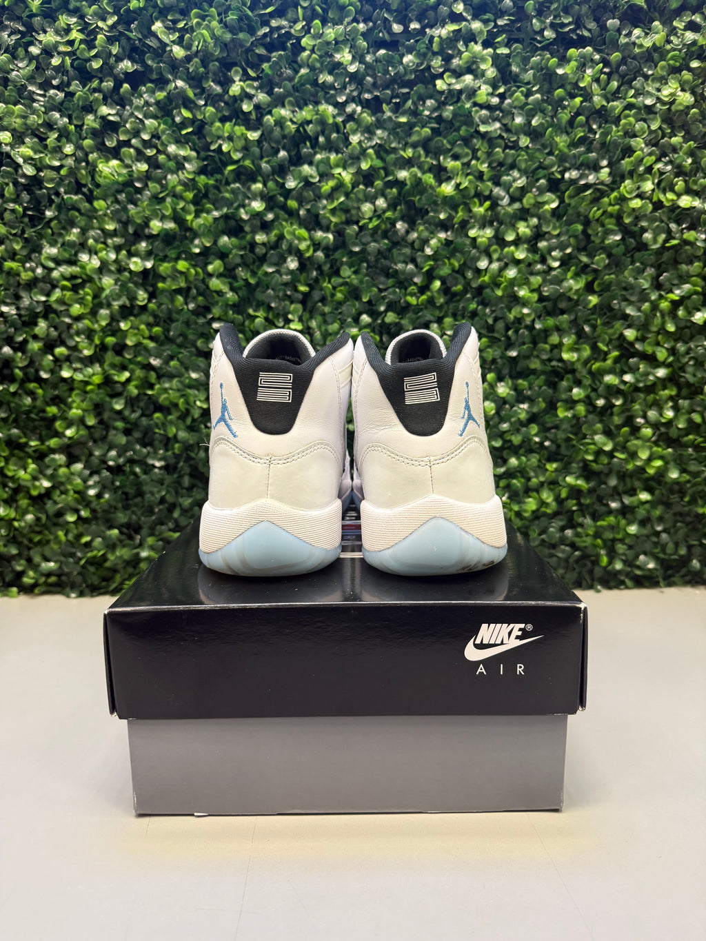 Jordan 11 "Legend Blue" Size 7Y / 8.5W Preowned