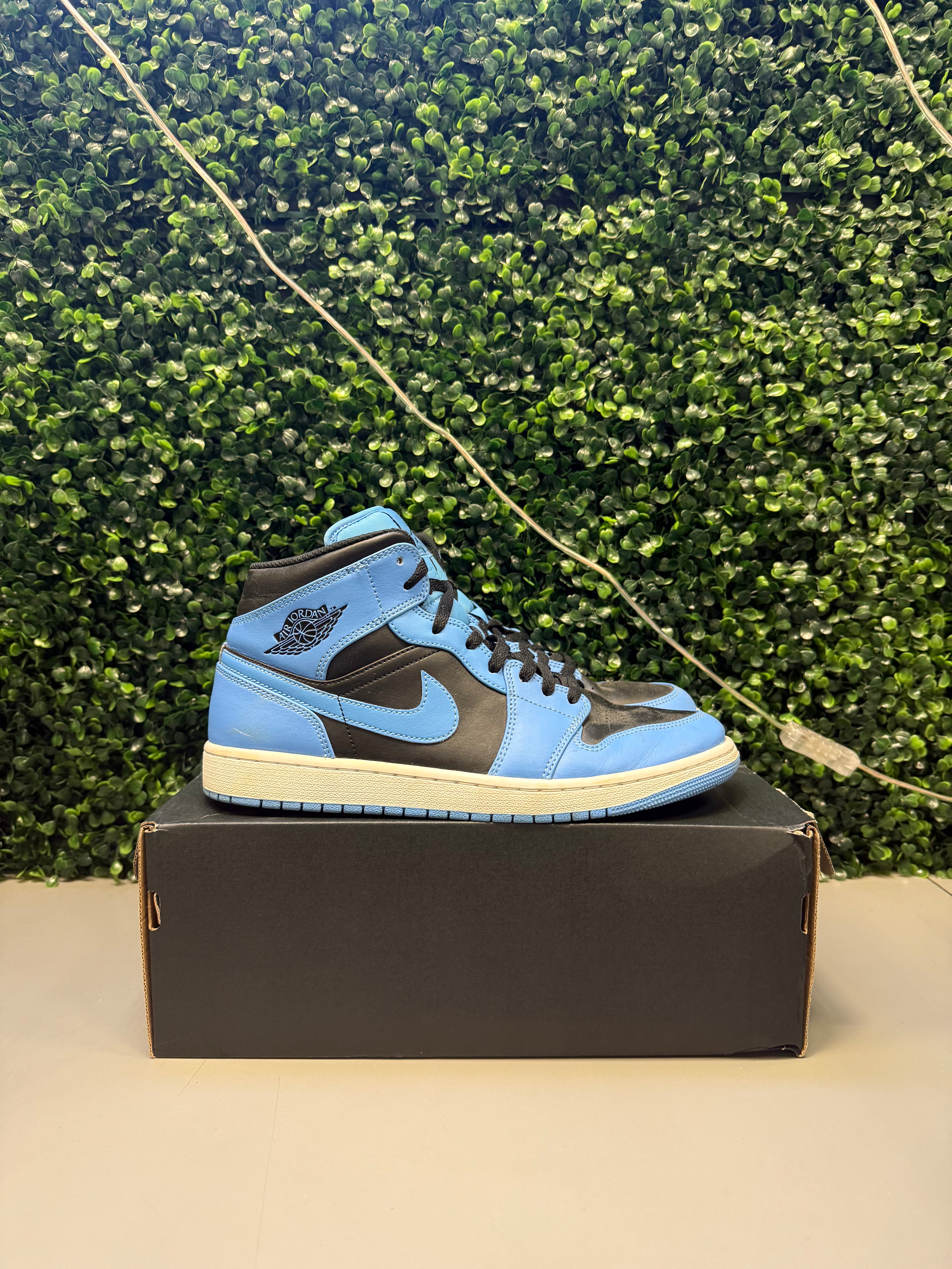 Jordan 1 Mid "University Blue Black" Size 11 Preowned