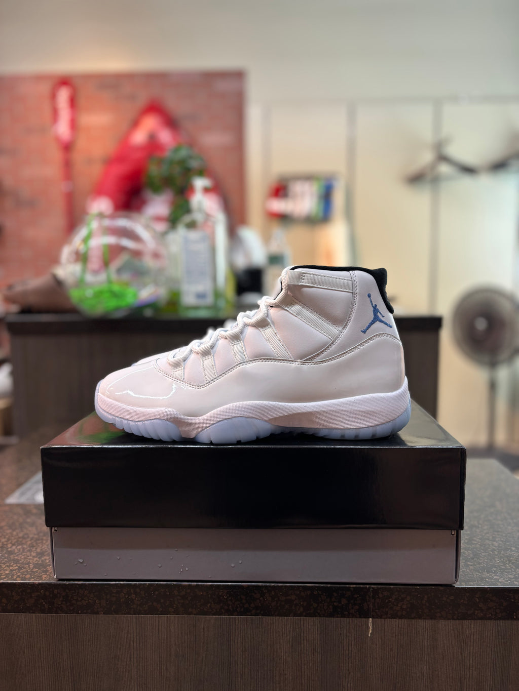 Jordan 11 "Legend Blue" Size 10 Pre Owned