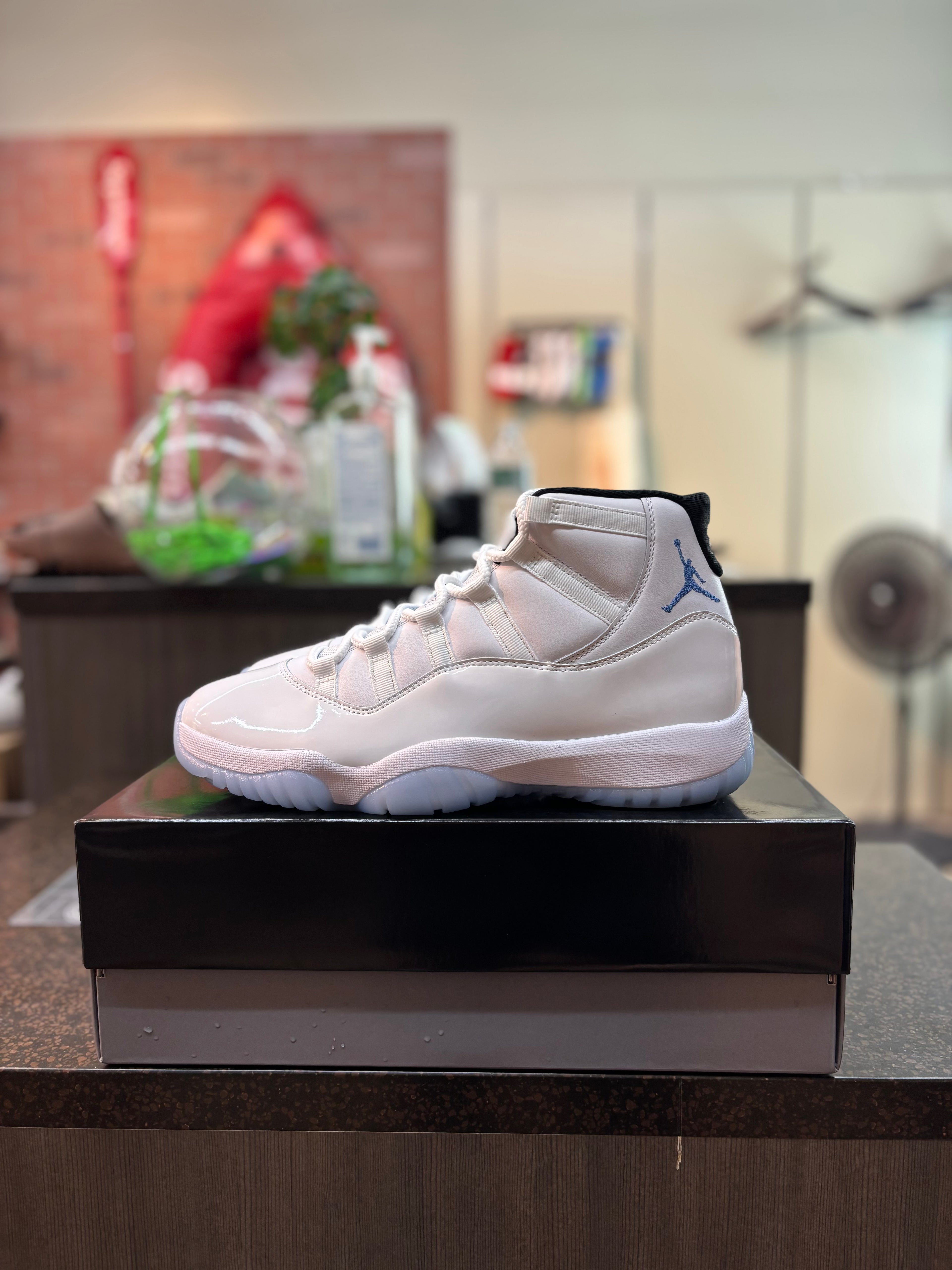 Jordan 11 "Legend Blue" Size 10 Pre Owned