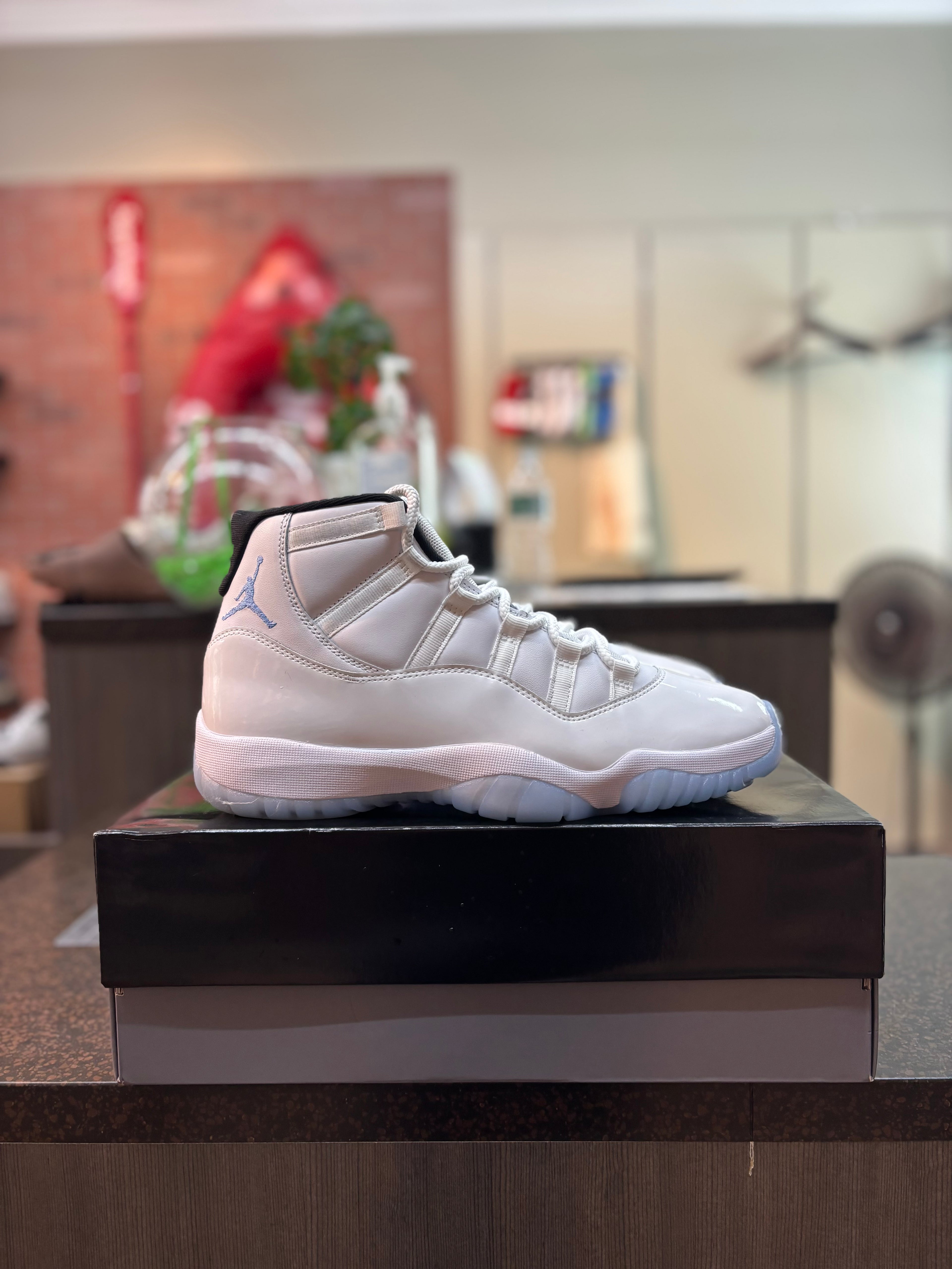 Jordan 11 "Legend Blue" Size 10 Pre Owned