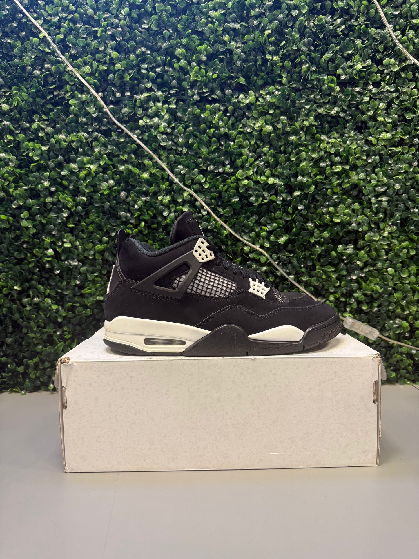 Jordan 4 "White Thunder" Size 10.5 Preowned