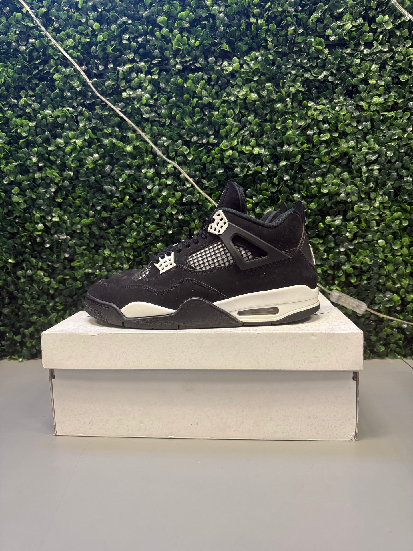Jordan 4 "White Thunder" Size 10.5 Preowned