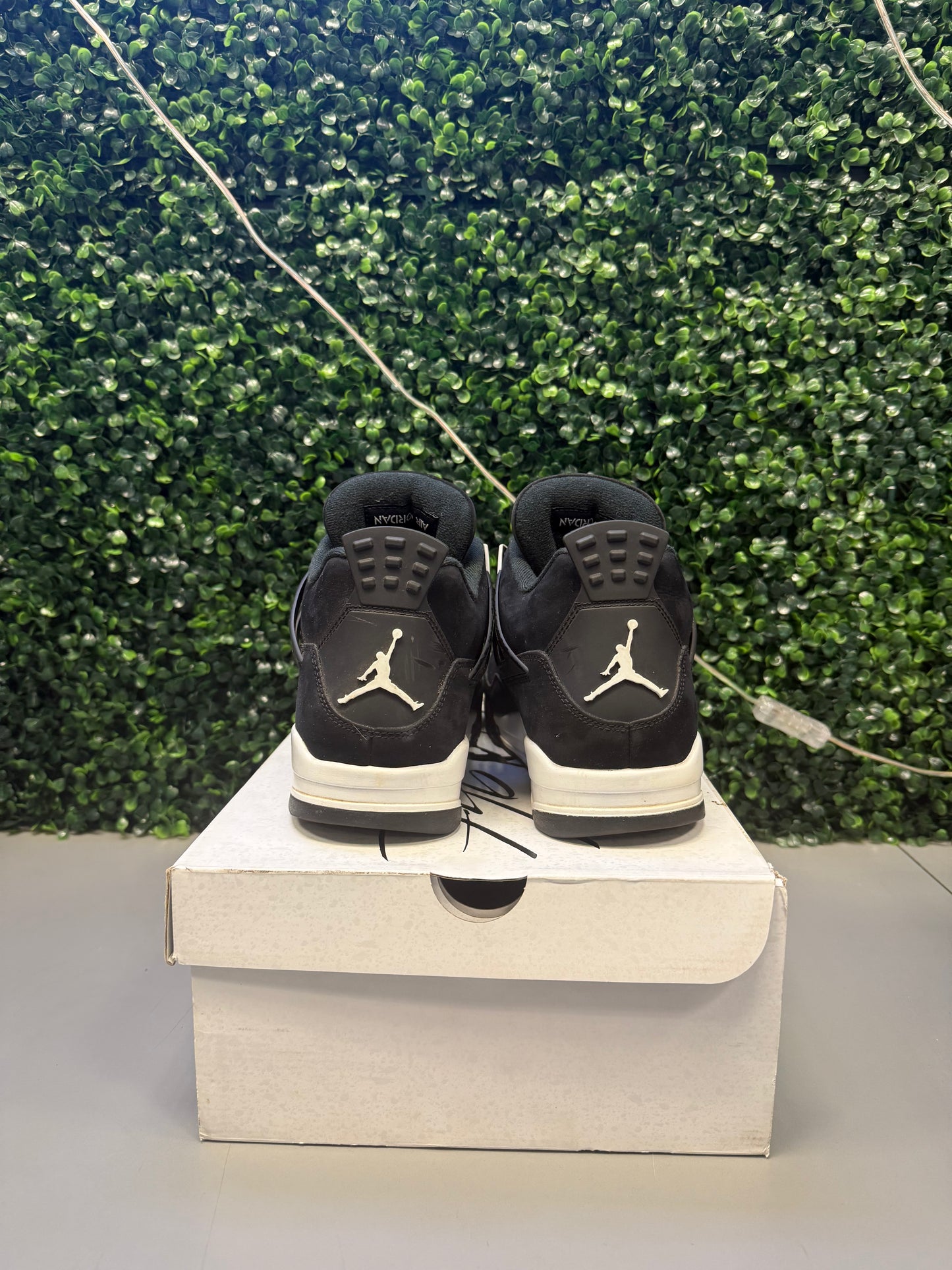 Jordan 4 "White Thunder" Size 10.5 Preowned