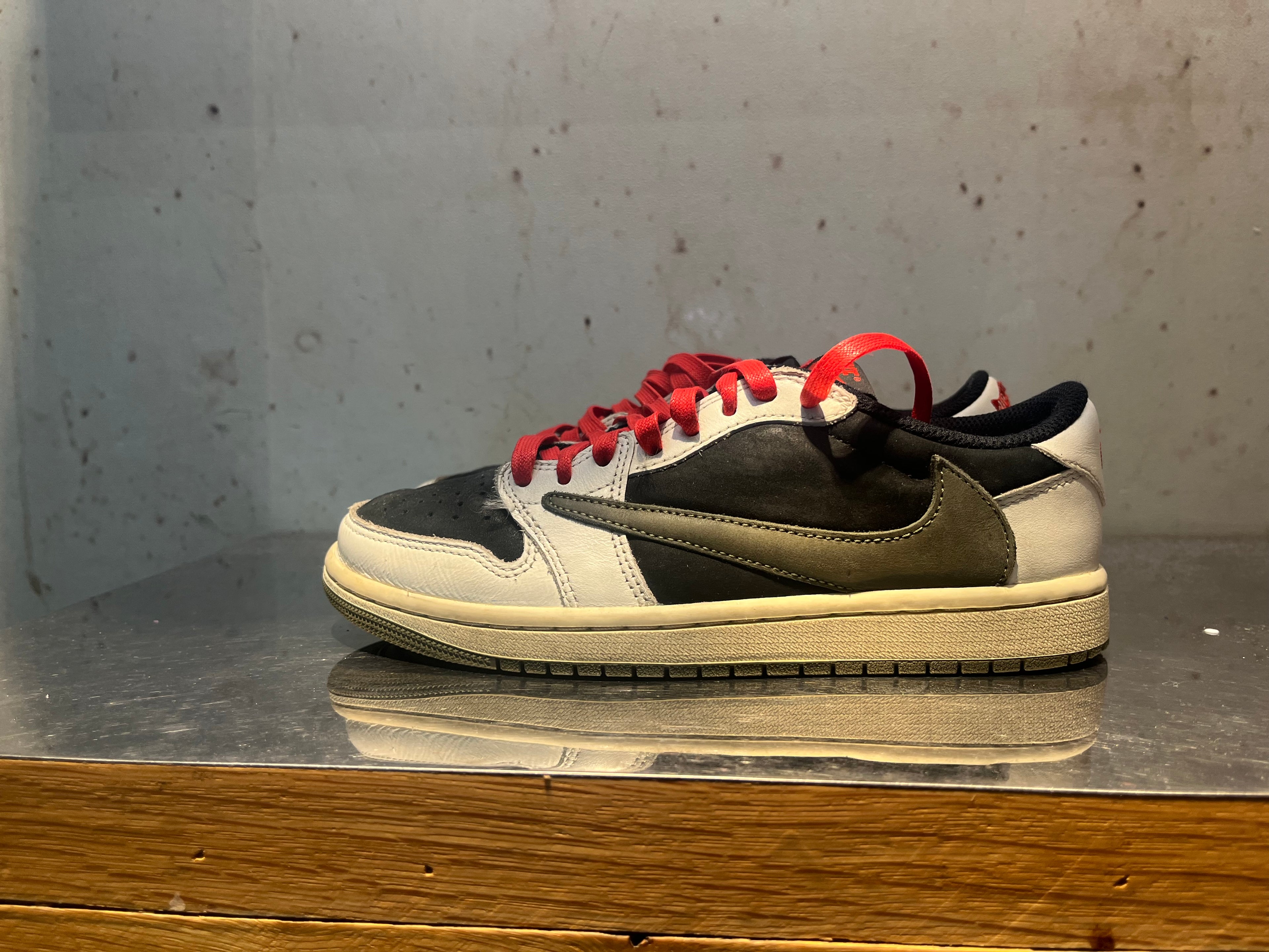 Jordan 1 Low x Travis Scott "Olive" Size 6.5W Preowned