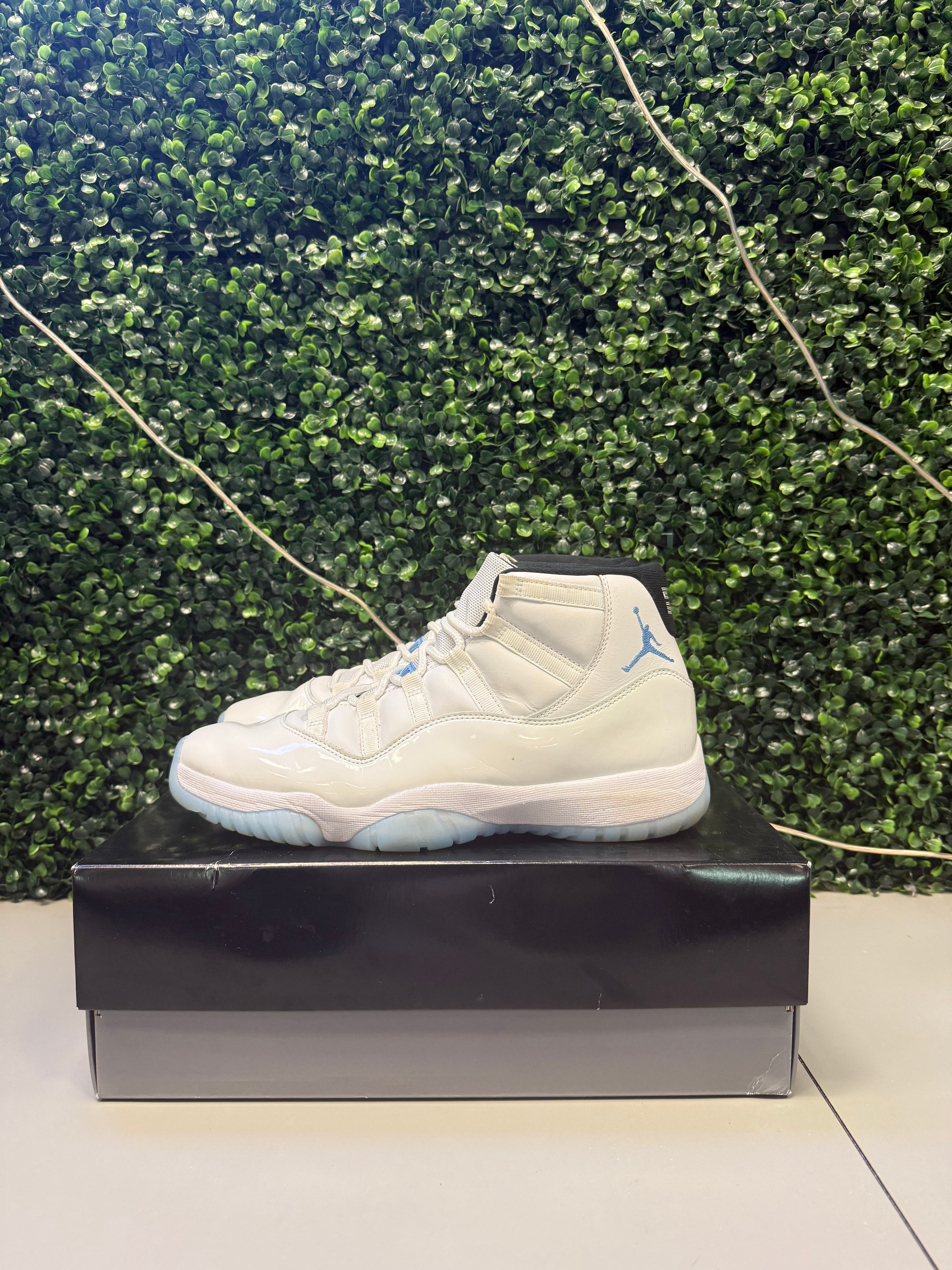 Jordan 11 "Legend Blue" Size 10.5 Preowned