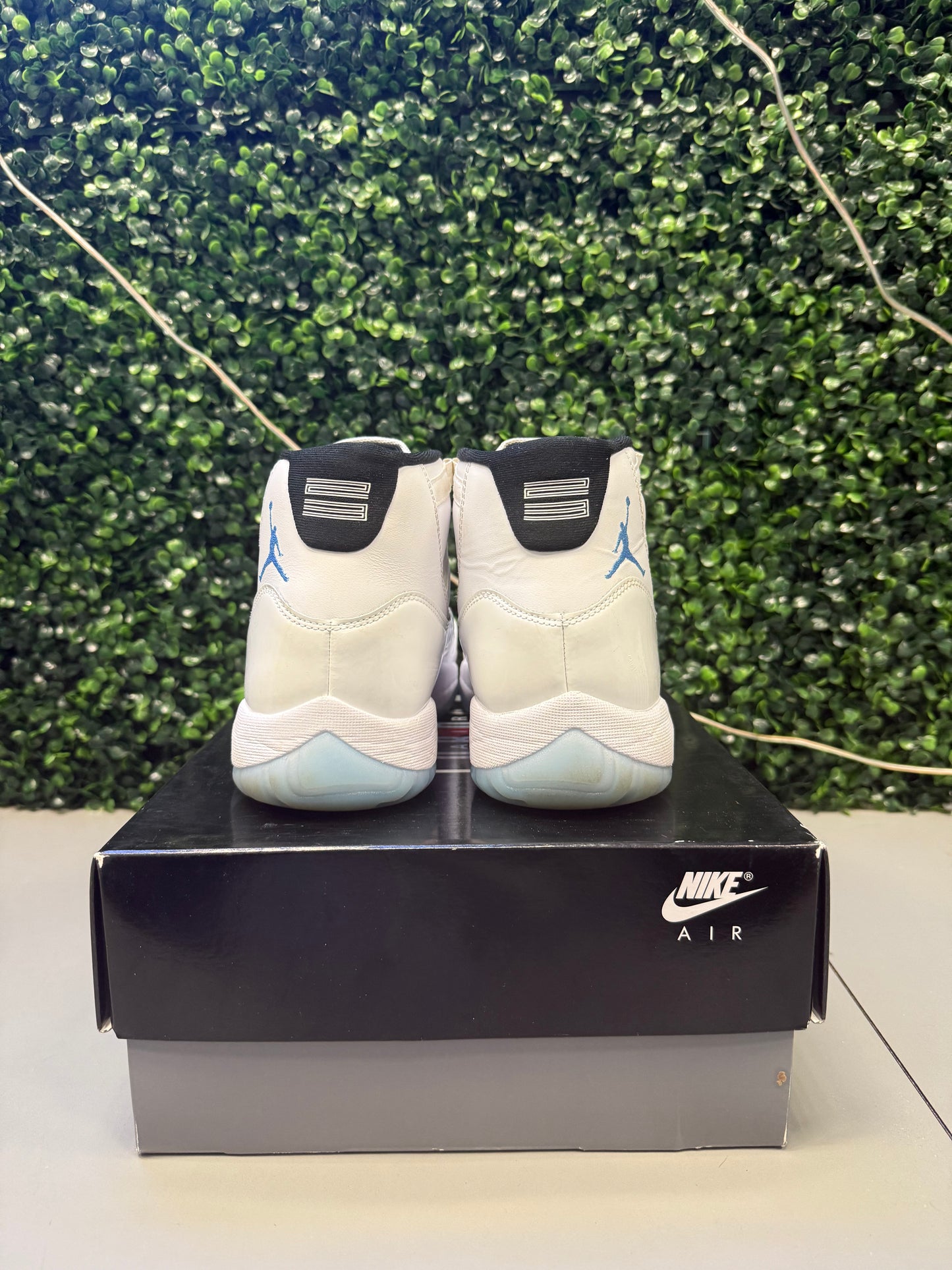 Jordan 11 "Legend Blue" Size 10.5 Preowned