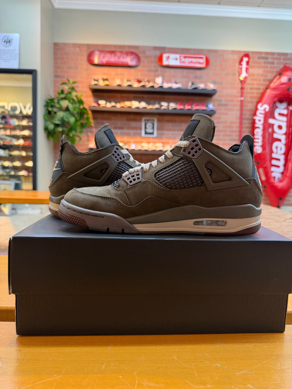 A Ma Maniere x Jordan 4 "Dark Mocha" Size 11w/9.5m preowned