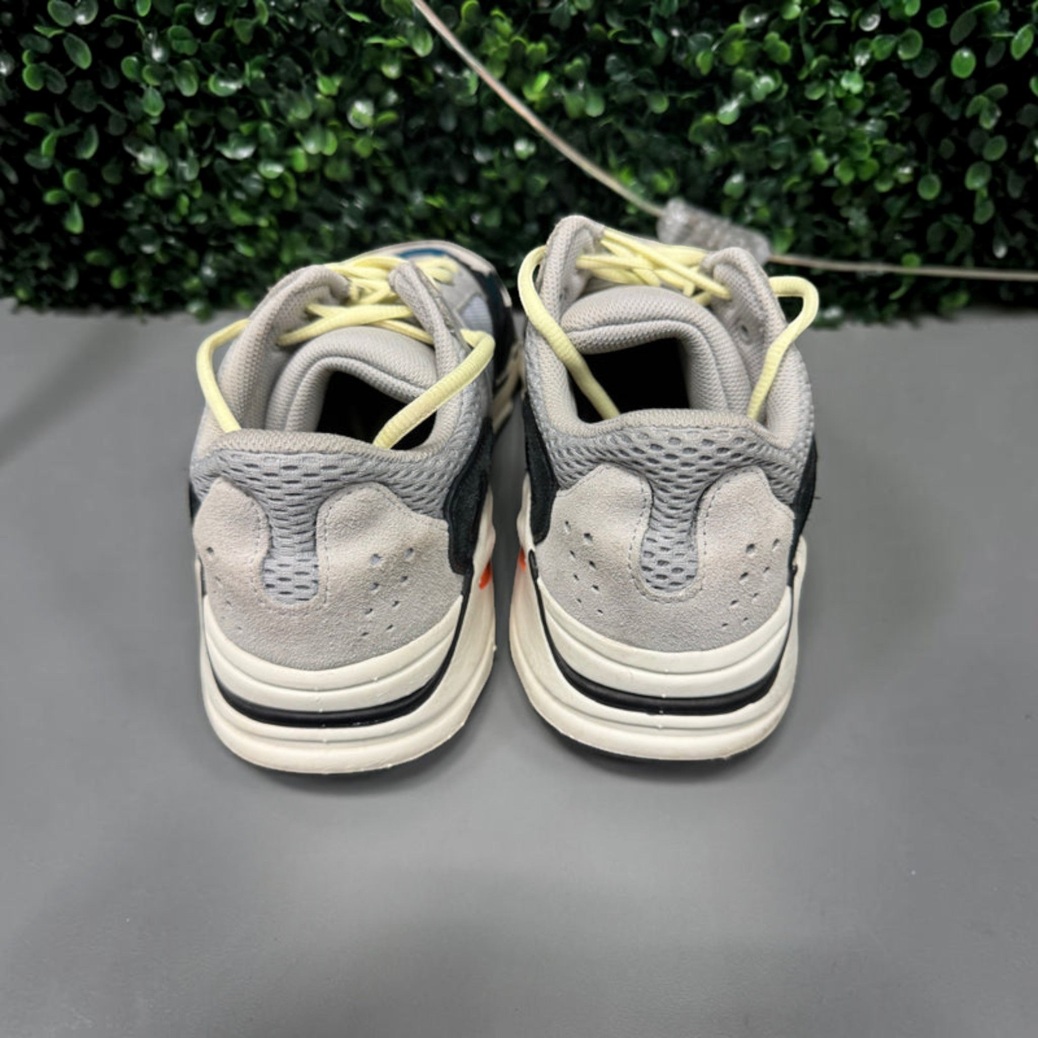 Yeezy 700 "Wave Runner" Size 9.5 Preowned (Rep Box)