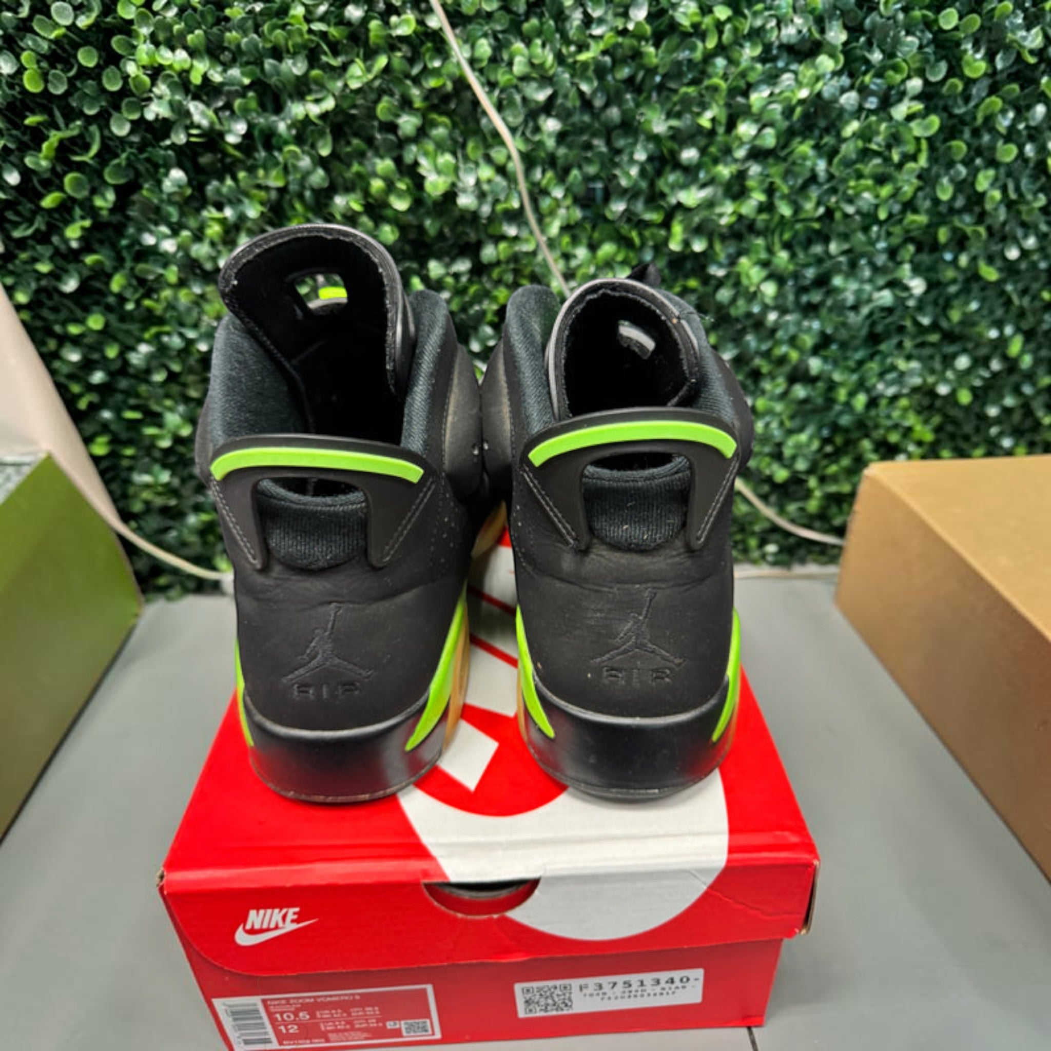 Jordan 6 "Electric Green" Size 11 Preowned