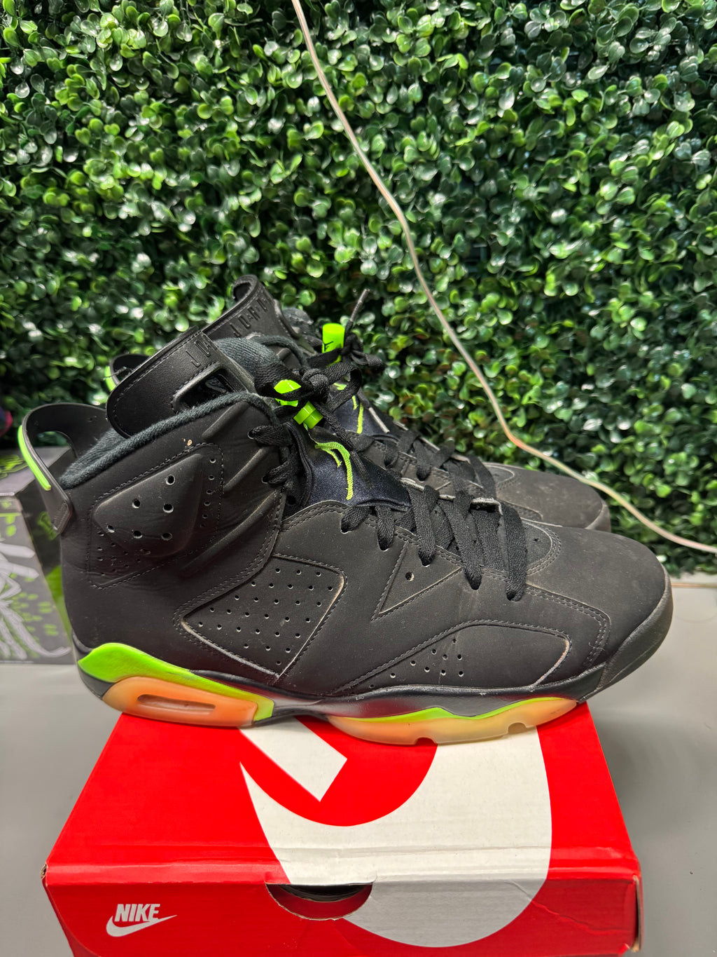 Jordan 6 "Electric Green" Size 11 Preowned