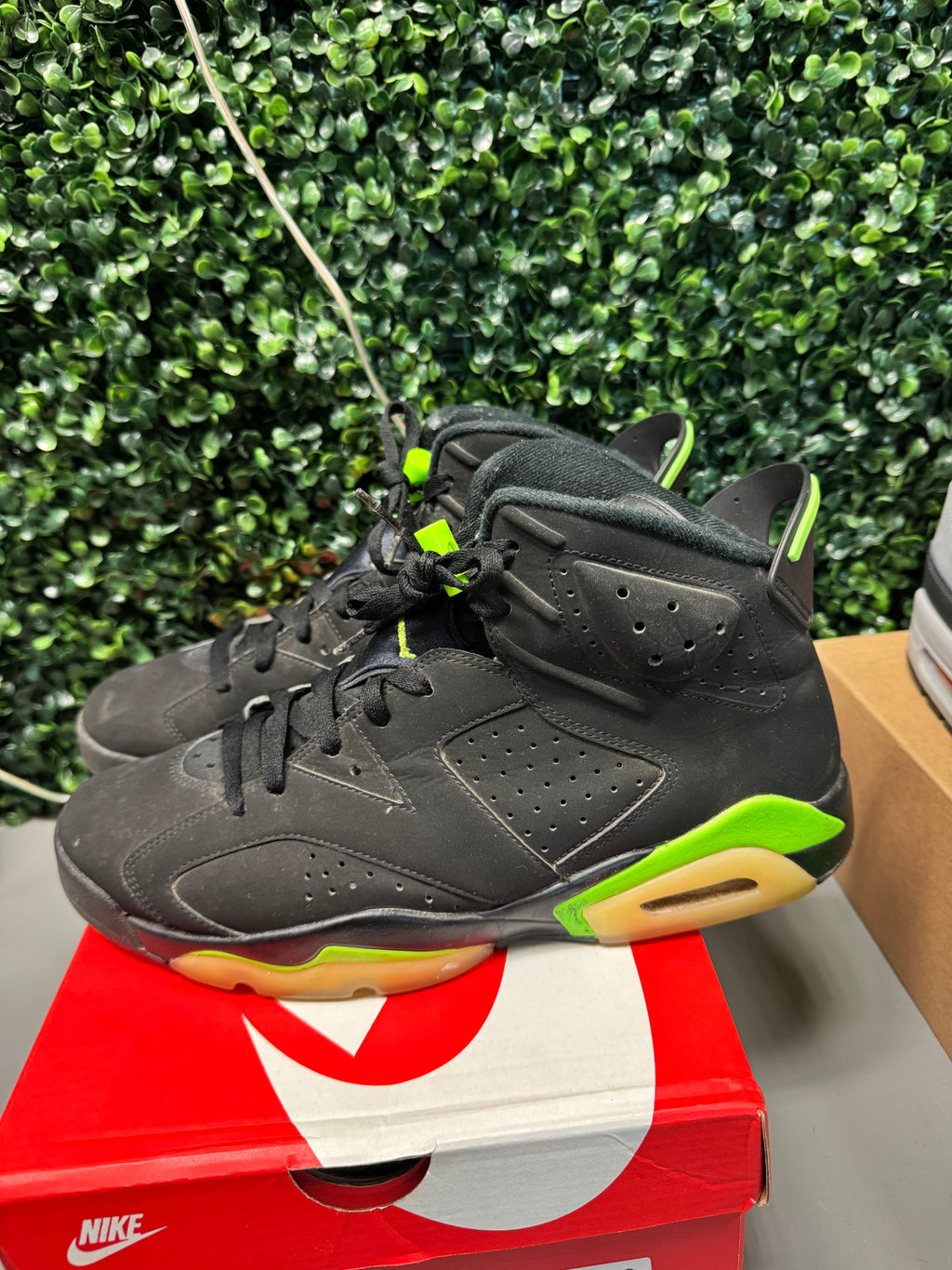 Jordan 6 "Electric Green" Size 11 Preowned