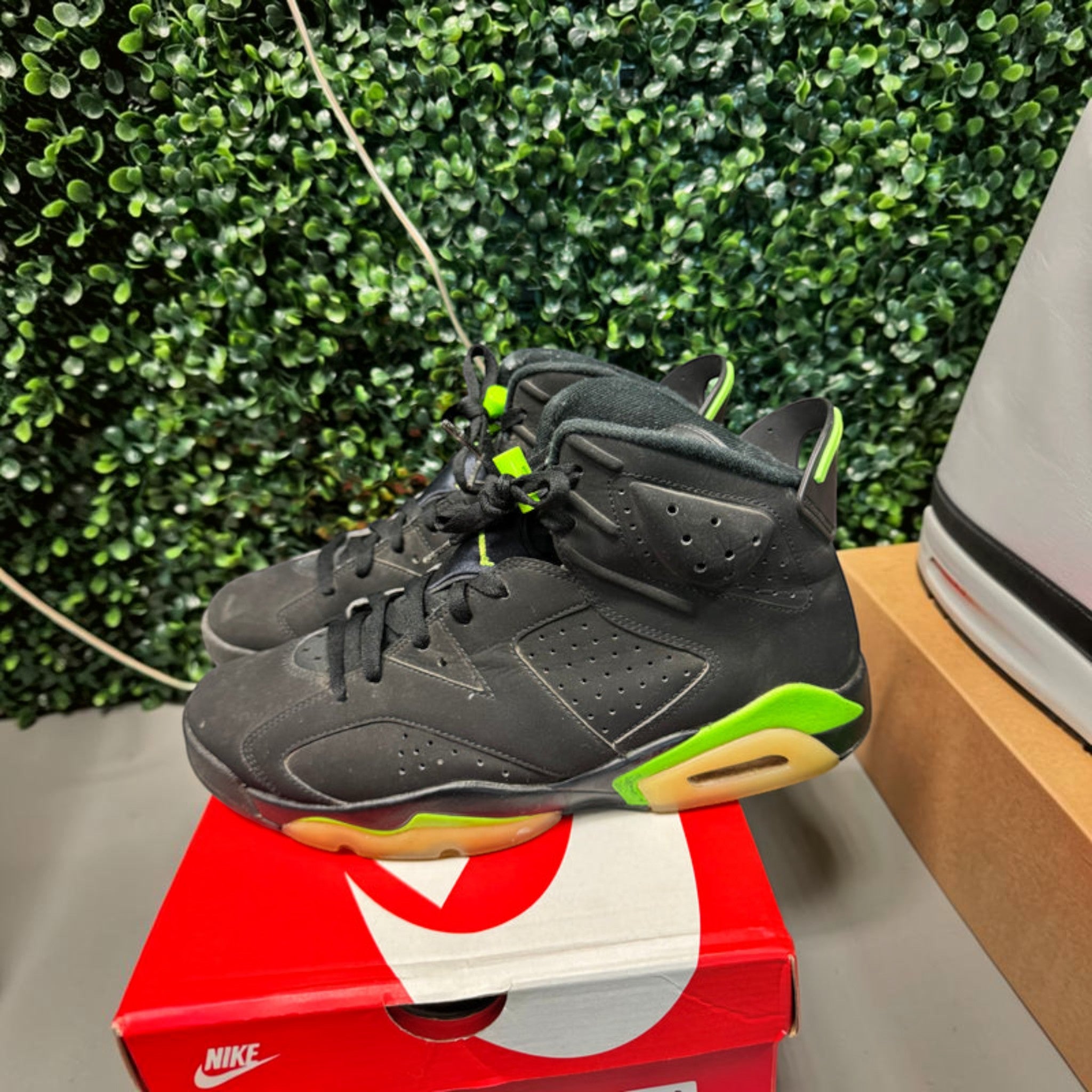 Jordan 6 "Electric Green" Size 11 Preowned