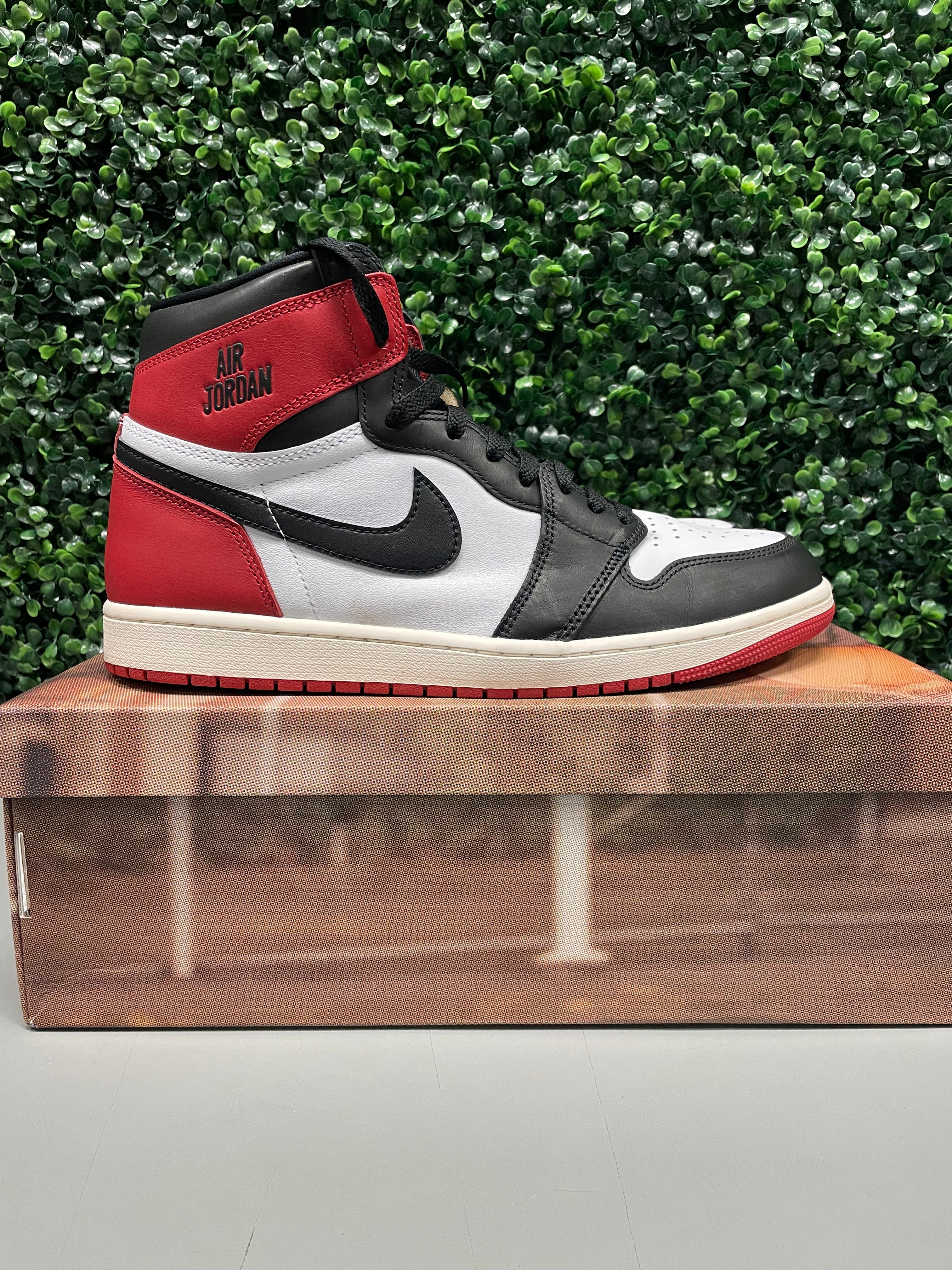Jordan 1 Retro High OG Black Toe Reimagined Size 11.5 Preowned