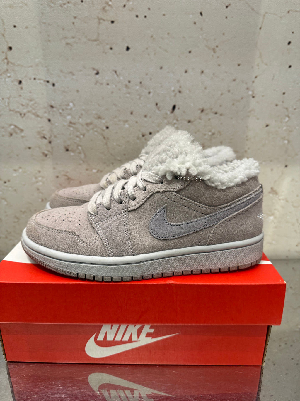 Jordan 1 Low "Sherpa Fleece" Size 5W Preowned