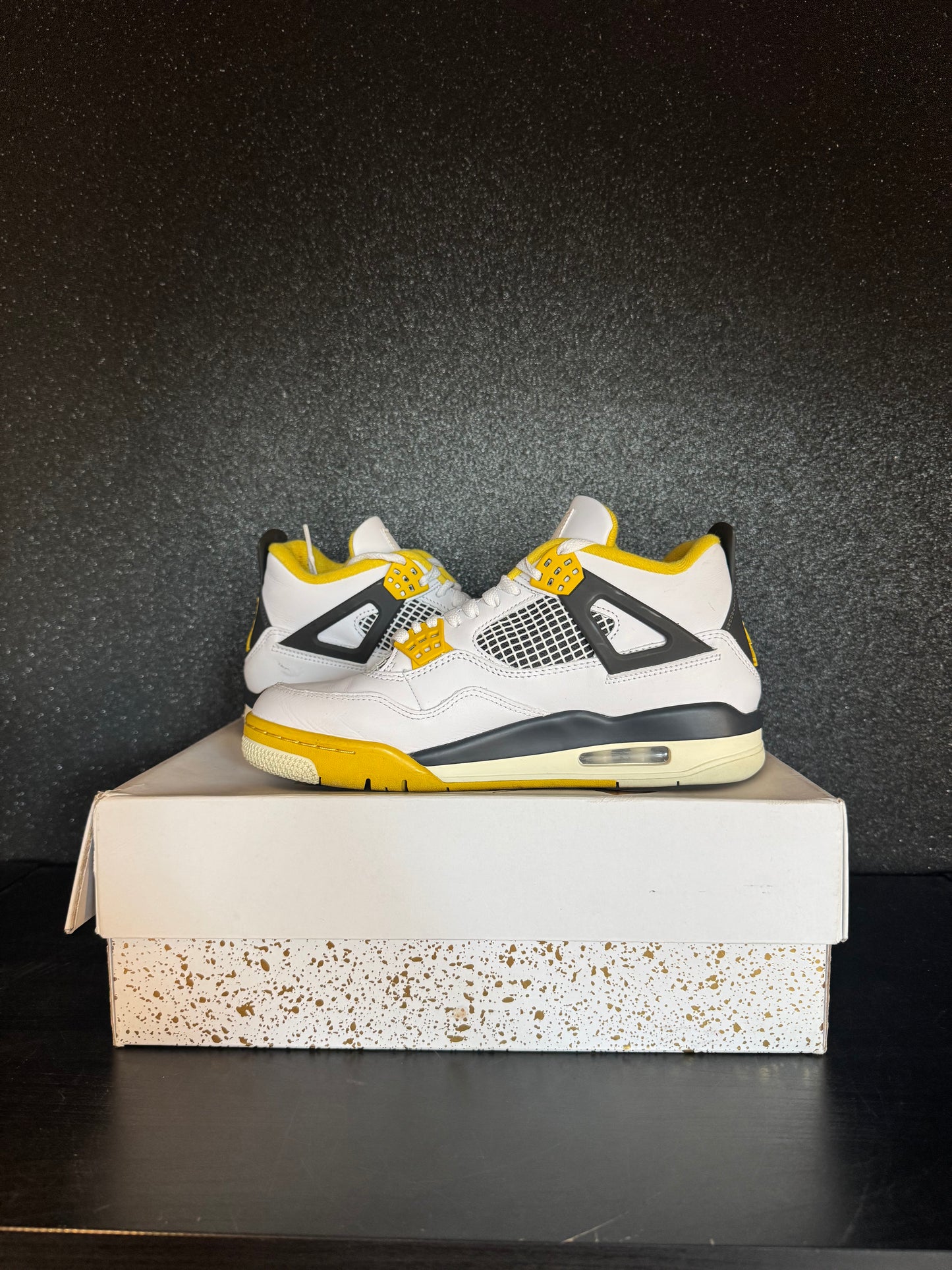 Jordan 4  'Vivid Sulfur' size 9.5W