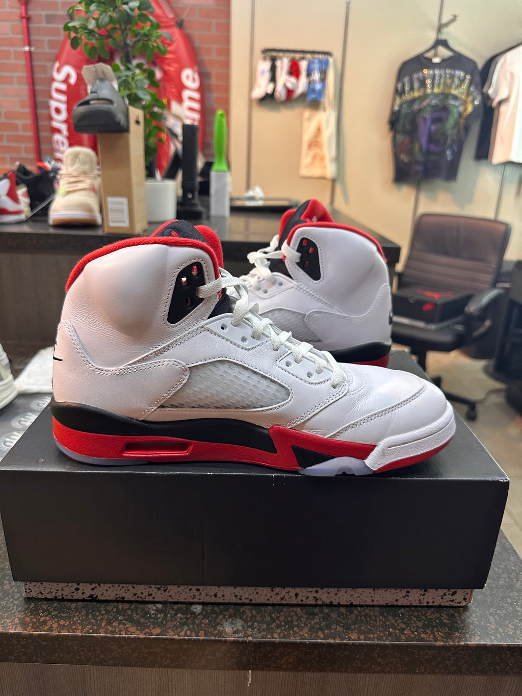 Jordan 5 "Fire Red" Preowned