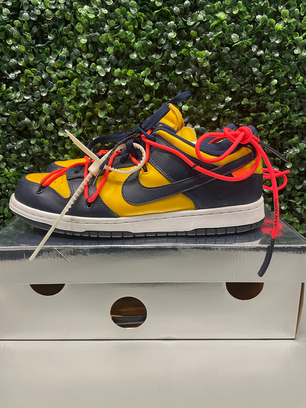 Nike Dunk Low Off-White "University Gold" Size 10 Preowned