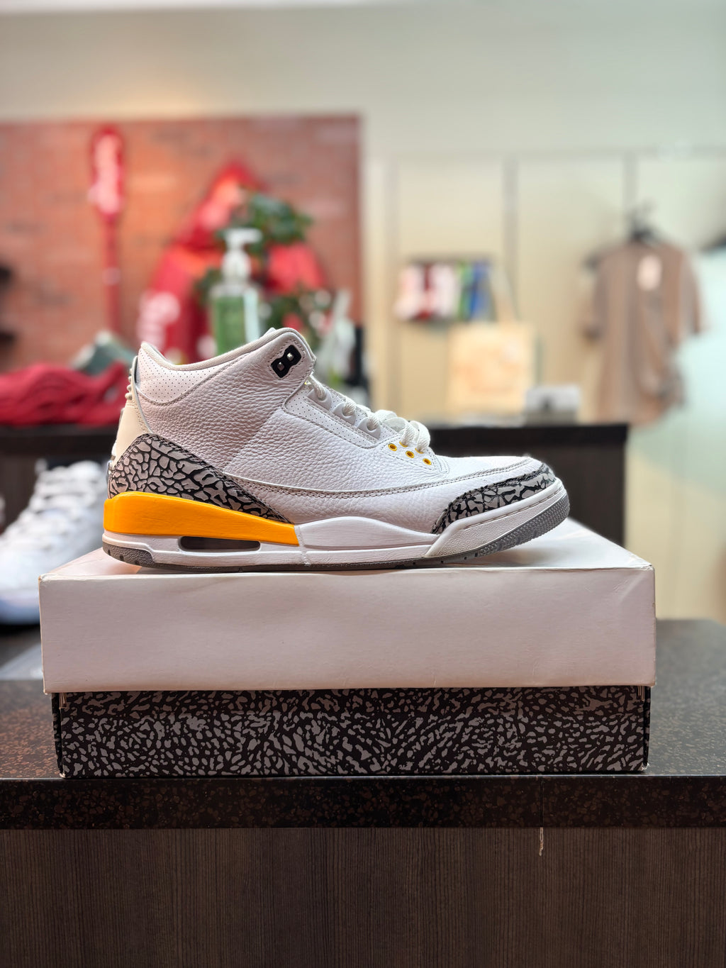 Jordan 3 "Laser Orange" (Women's) Size 11W/9.5M Preowned