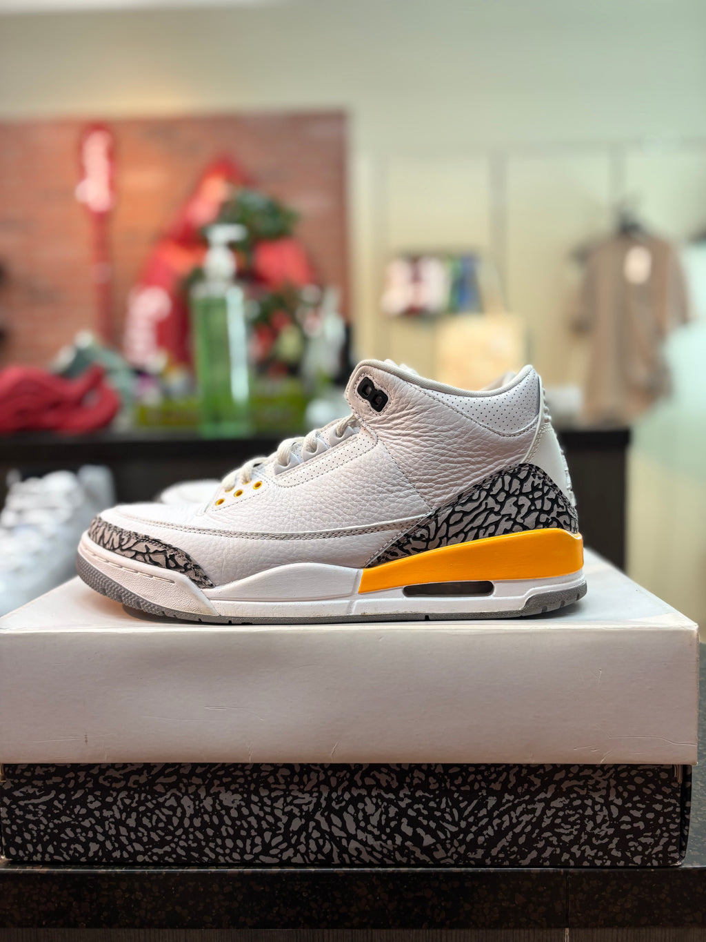 Jordan 3 "Laser Orange" (Women's) Size 11W/9.5M Preowned