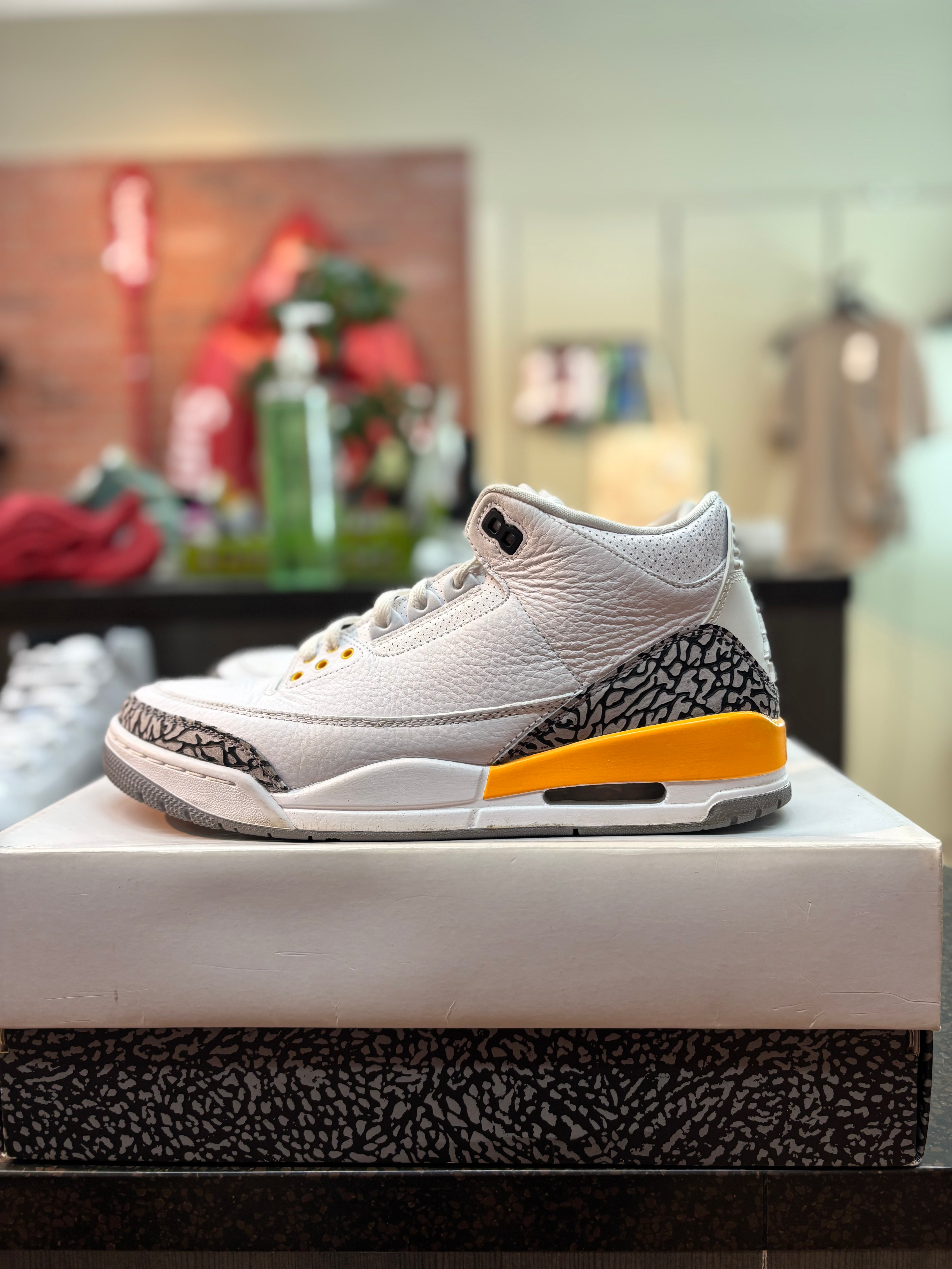 Jordan 3 "Laser Orange" (Women's) Size 11W/9.5M Preowned