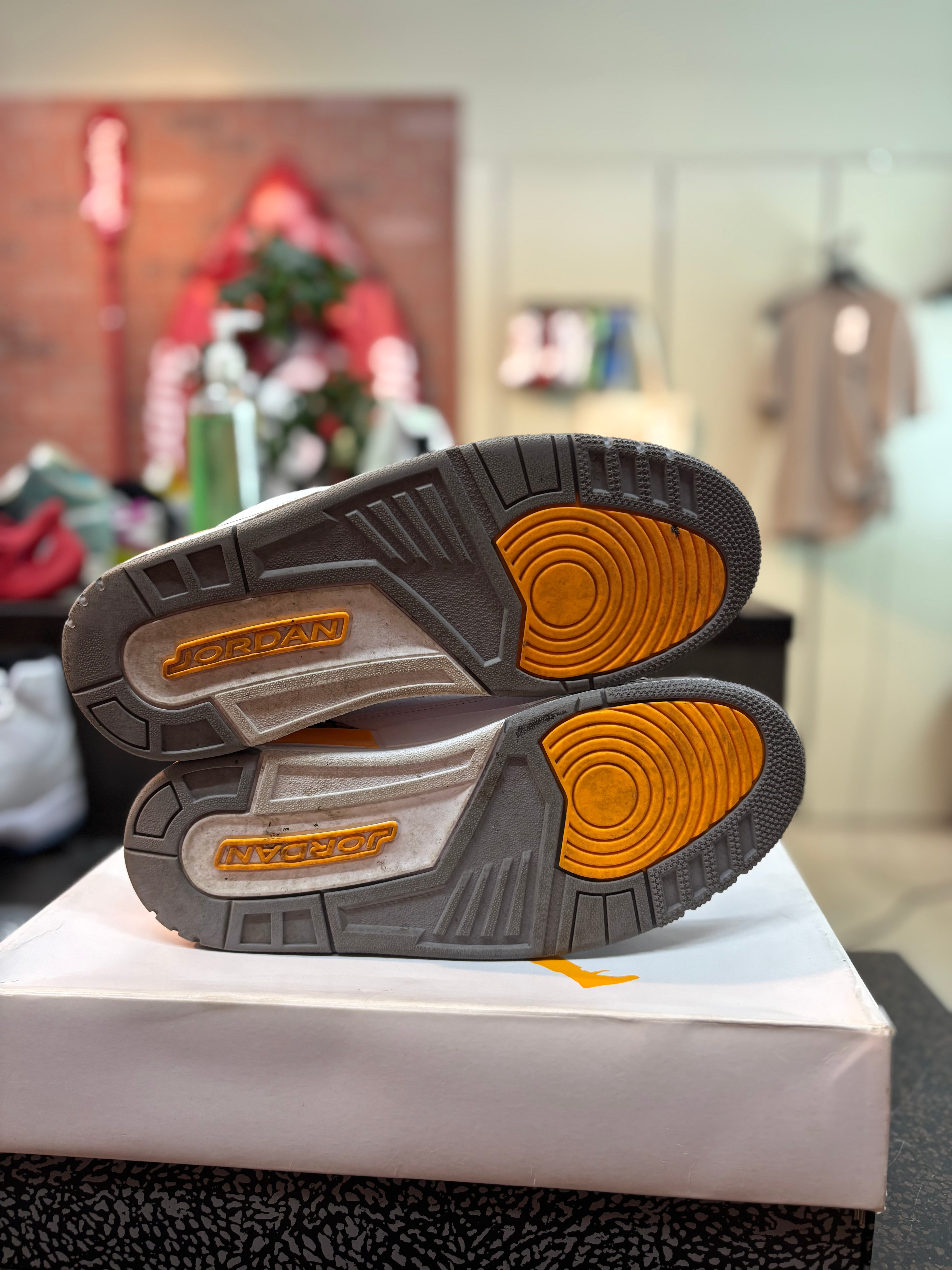 Jordan 3 "Laser Orange" (Women's) Size 11W/9.5M Preowned