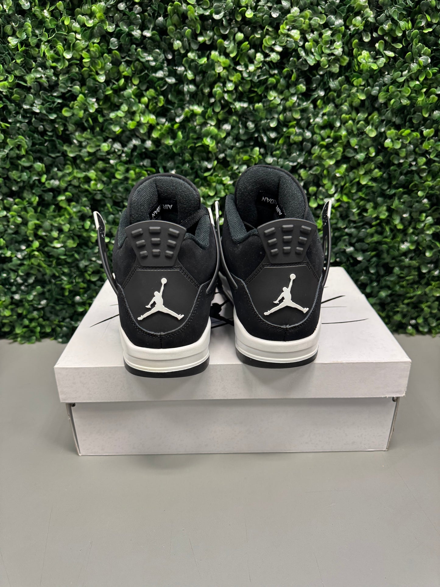 Jordan 4 "White Thunder" Size 9 Preowned