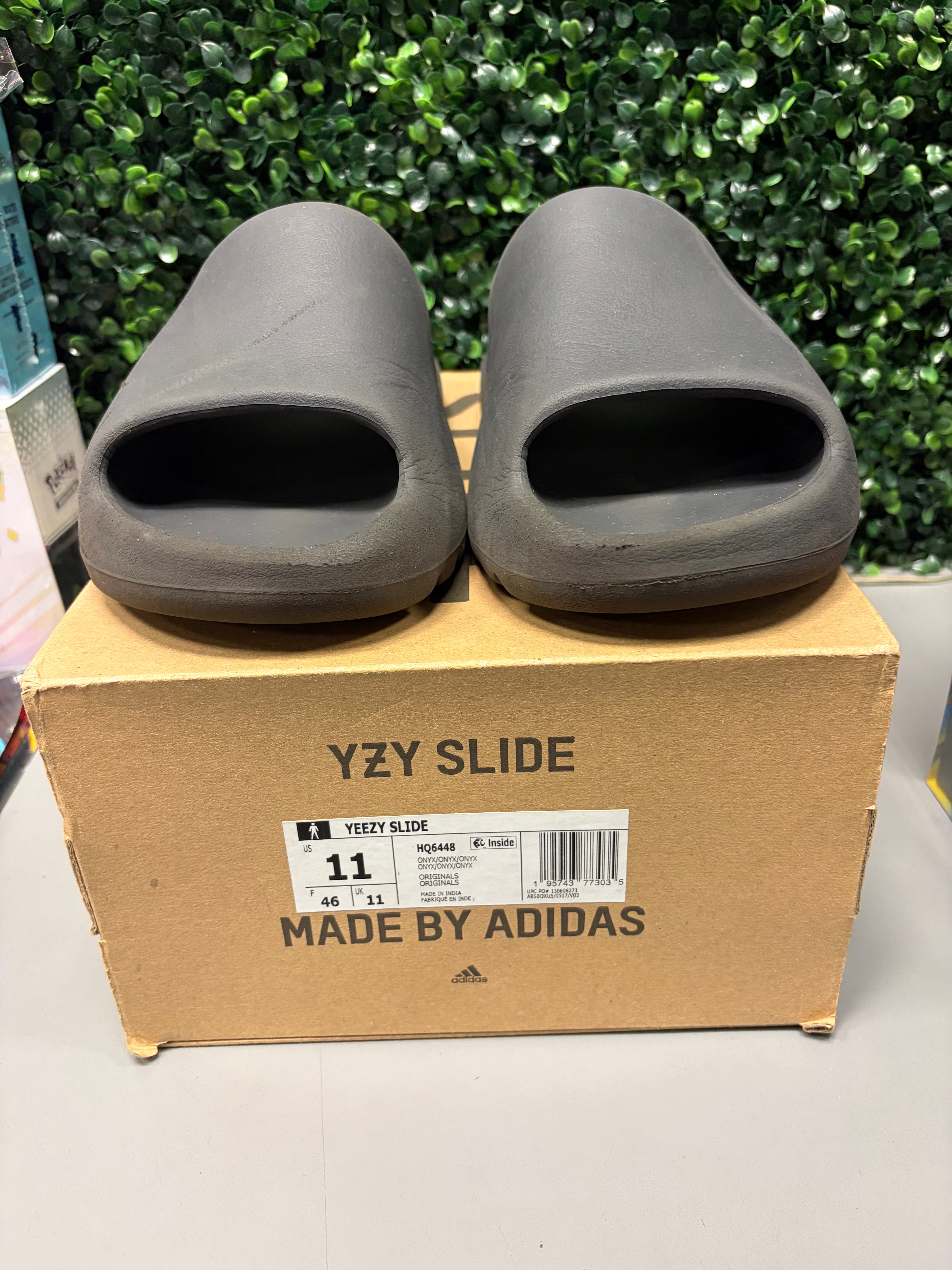 Adidas Yeezy Slide "Onyx" Size 11 Preowned