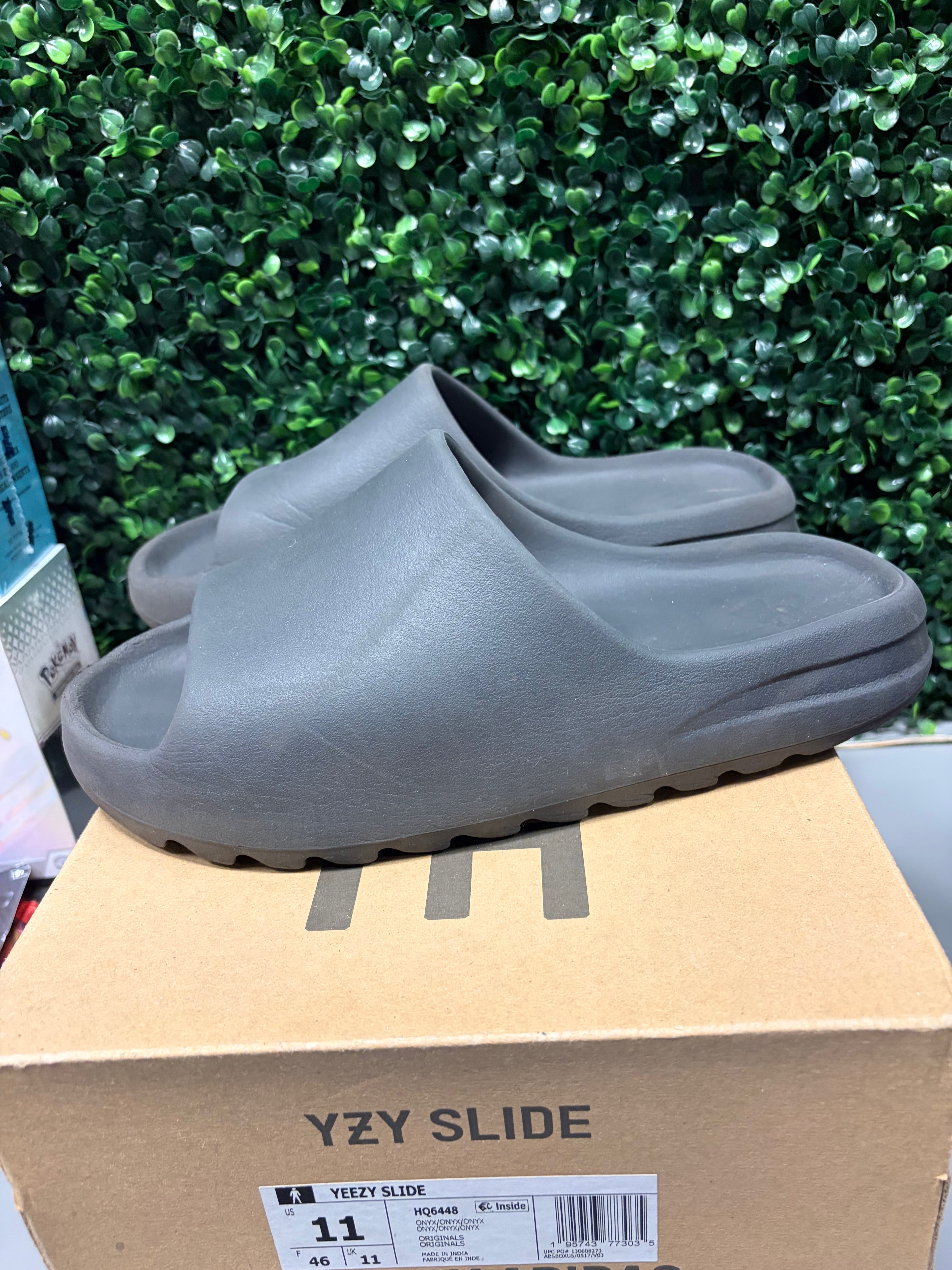 Adidas Yeezy Slide "Onyx" Size 11 Preowned