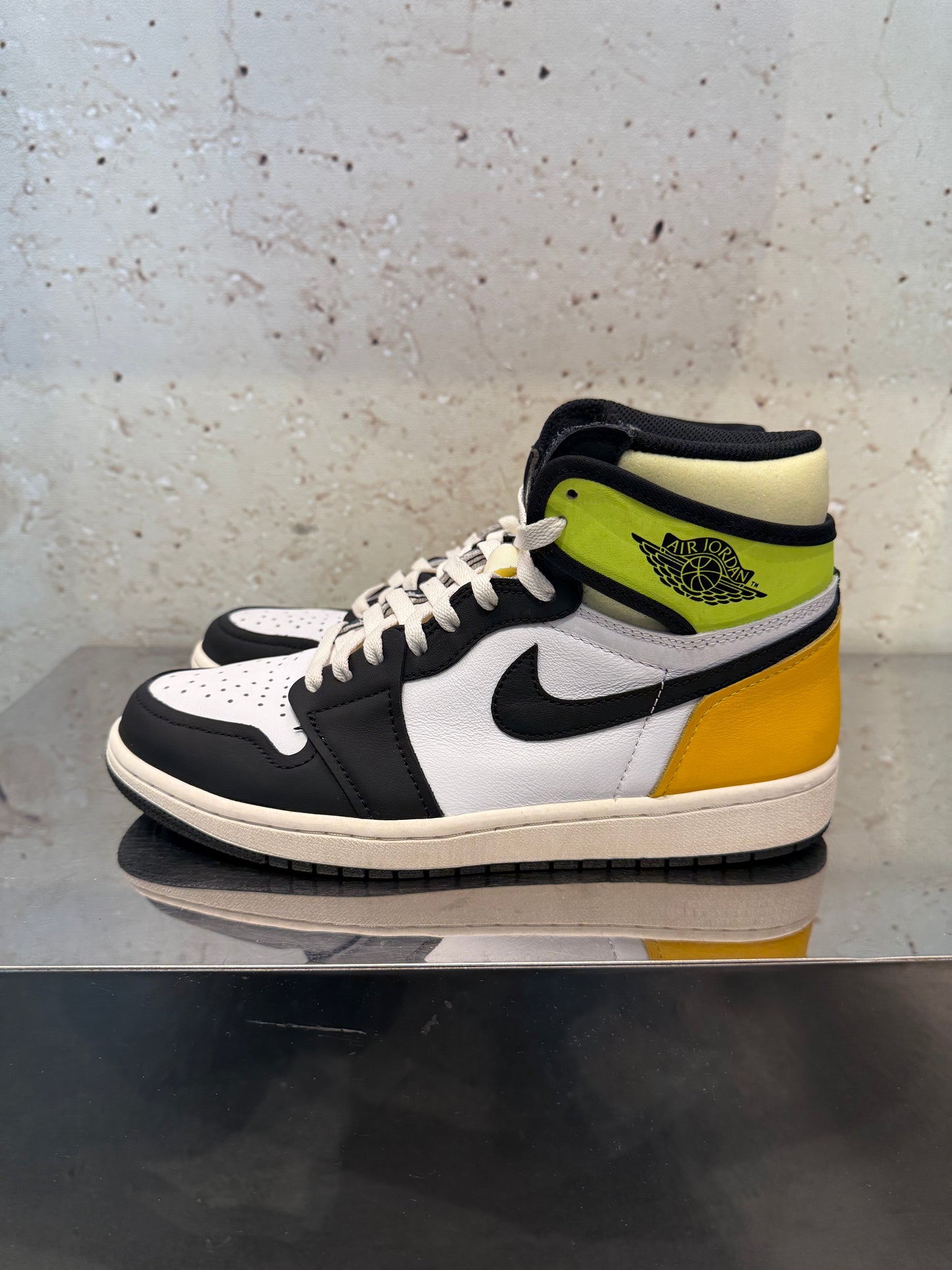 Jordan 1 High "Volt" Size 8.5 Preowned