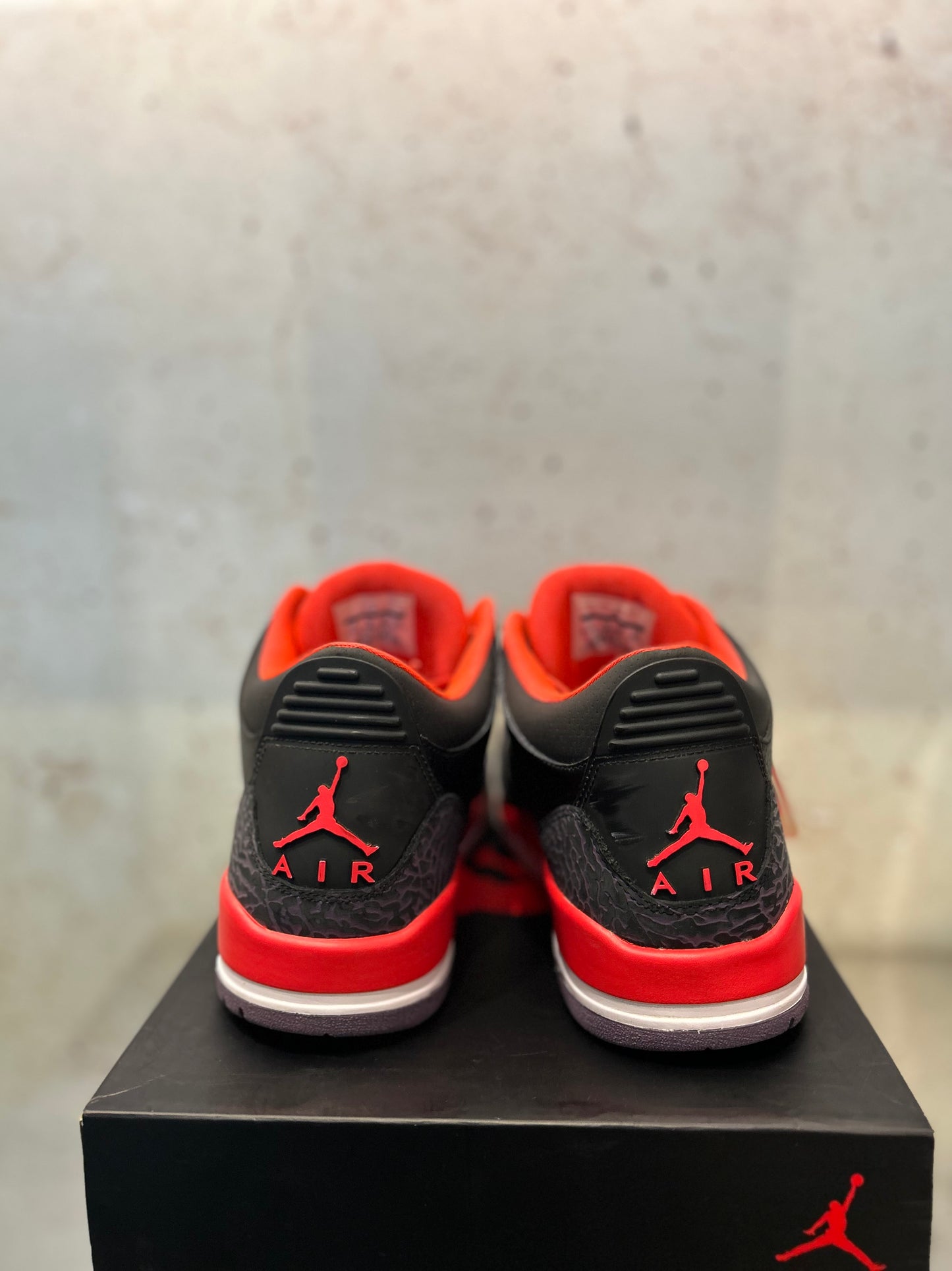 Jordan 3 "Crimson" Size 11 Preowned