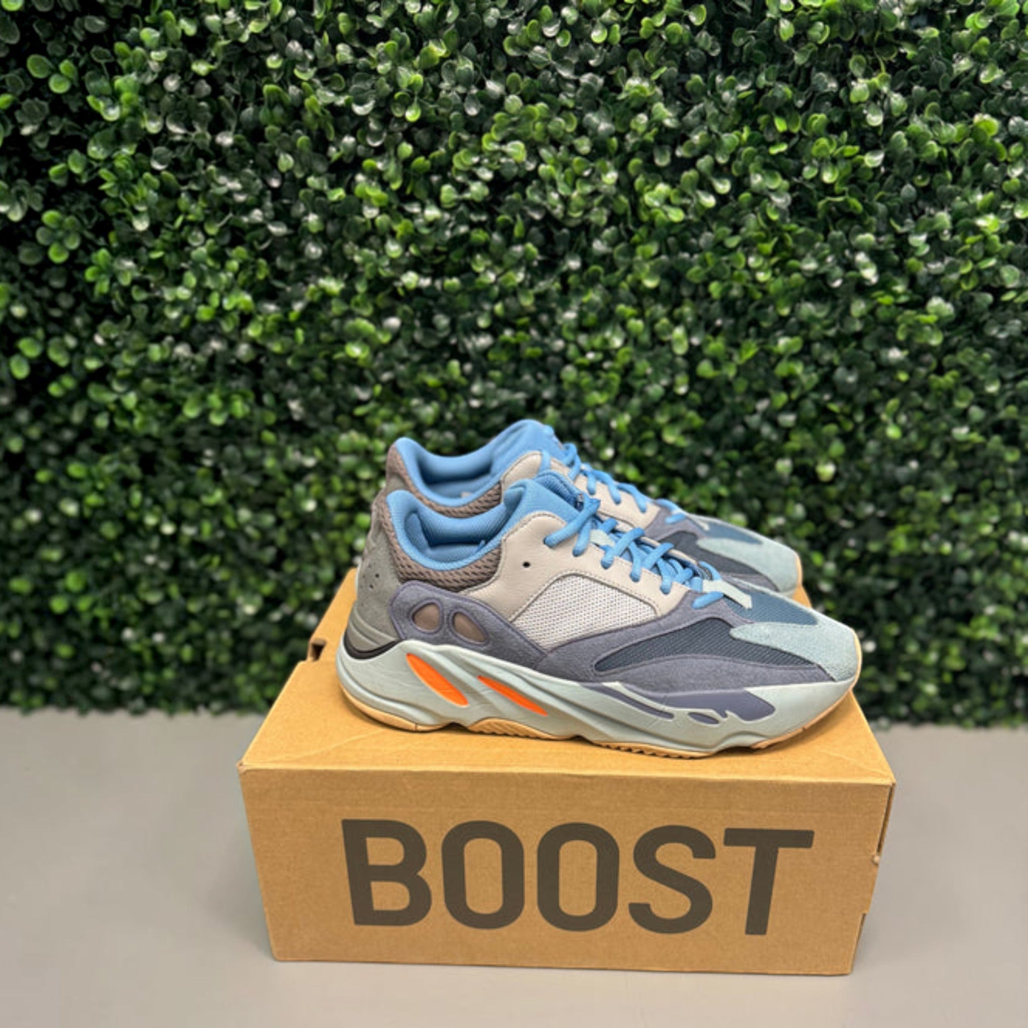 Yeezy 700 "Carbon Blue" Size 10 Preowned